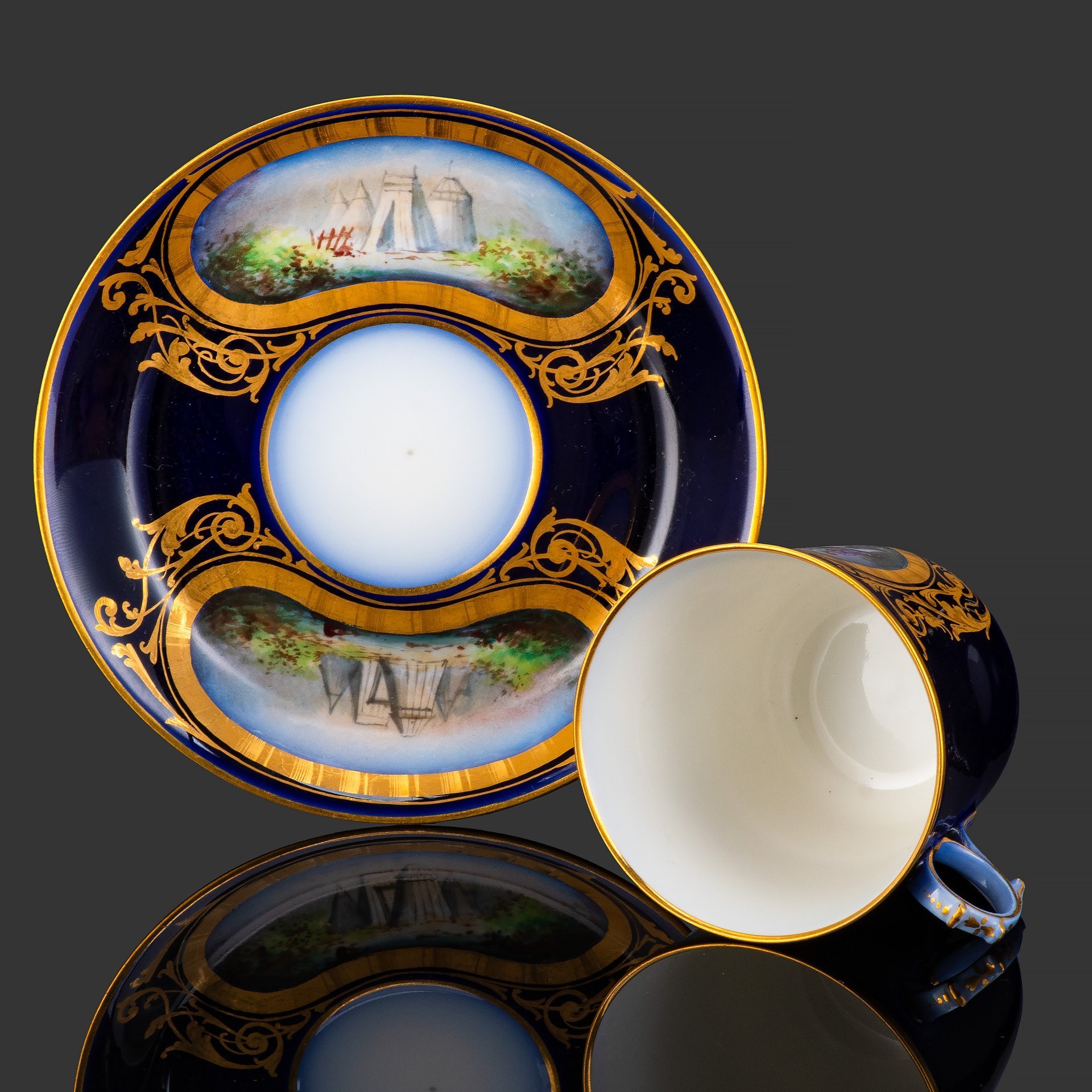 Пара кофейная с батальным сюжетом "Битва при Кунео (Кони) Пьемонт" (выполнена для дворца Тюильри "Chateau des Tuileries"), фарфор, крытье кобальтом, золочение, цировка, роспись, Севрская фарфоровая мануфактура (Sevres), Франция, 1844 г.