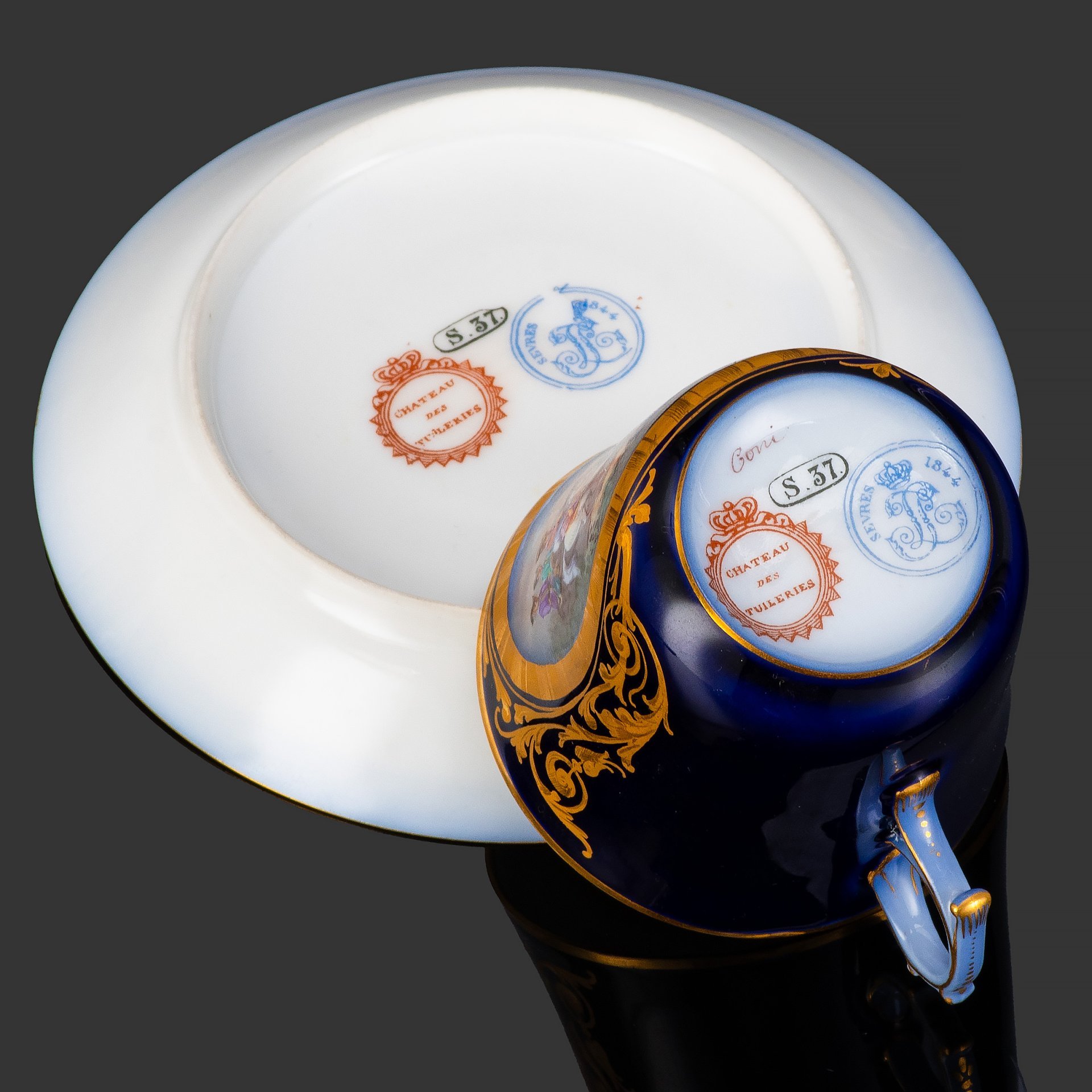 Пара кофейная с батальным сюжетом "Битва при Кунео (Кони) Пьемонт" (выполнена для дворца Тюильри "Chateau des Tuileries"), фарфор, крытье кобальтом, золочение, цировка, роспись, Севрская фарфоровая мануфактура (Sevres), Франция, 1844 г.