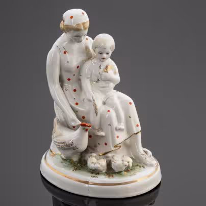 Статуэтка «Мама с ребенком, кормящая кур», скульптор Т.Д. Самойлова, Завод «Красный фарфорист» (Чудово