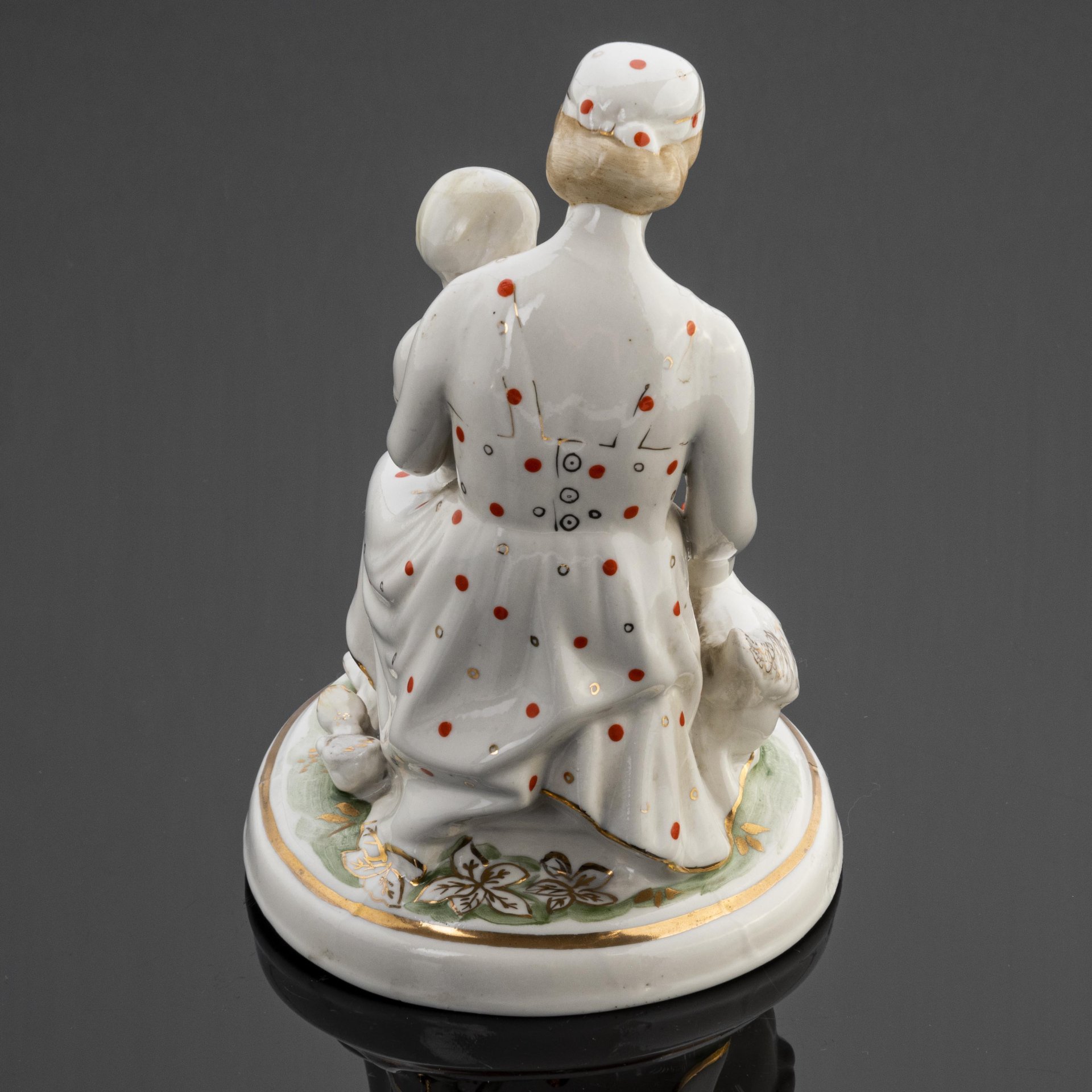 Статуэтка «Мама с ребенком, кормящая кур», скульптор Т.Д. Самойлова, Завод «Красный фарфорист» (Чудово