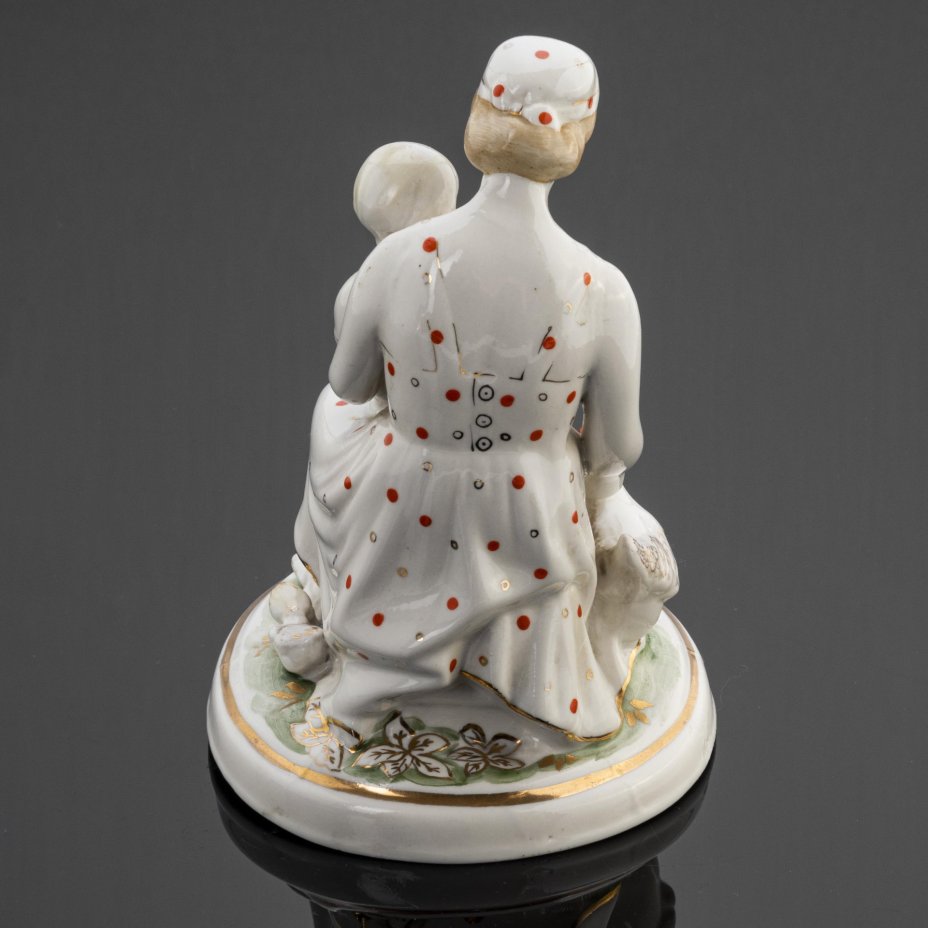 Статуэтка «Мама с ребенком, кормящая кур», скульптор Т.Д. Самойлова, Завод «Красный фарфорист» (Чудово