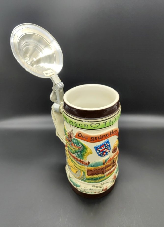 Кружка пивная, сувенирная с крышкой, декорированная рельефным изображением городов Тюрингии. Мануфактура  Gertz