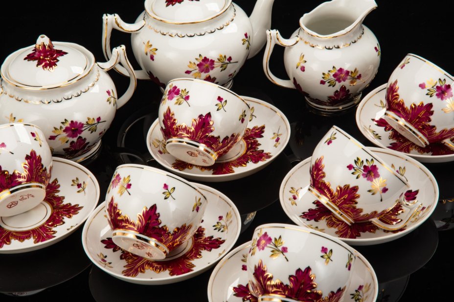 Сервиз чайный "Барбарис" (пурпурный) на 6 персон (15 предметов), автор Евгений Петрович Смирнов, фарфор, роспись, золочение, Дмитровский фарфоровый завод (ДФЗ Вербилки), СССР, 1954-1965 гг.
