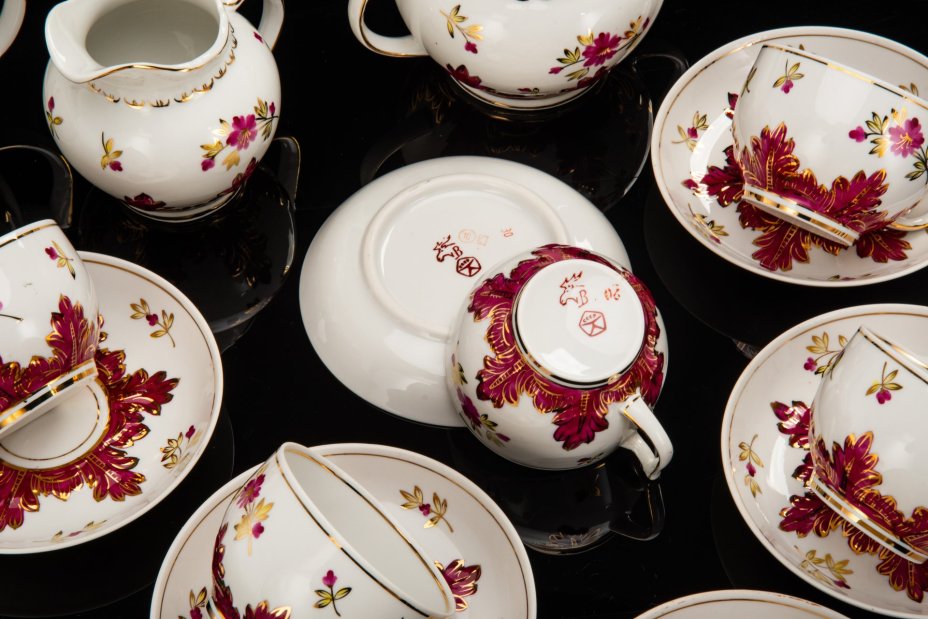 Сервиз чайный "Барбарис" (пурпурный) на 6 персон (15 предметов), автор Евгений Петрович Смирнов, фарфор, роспись, золочение, Дмитровский фарфоровый завод (ДФЗ Вербилки), СССР, 1954-1965 гг.