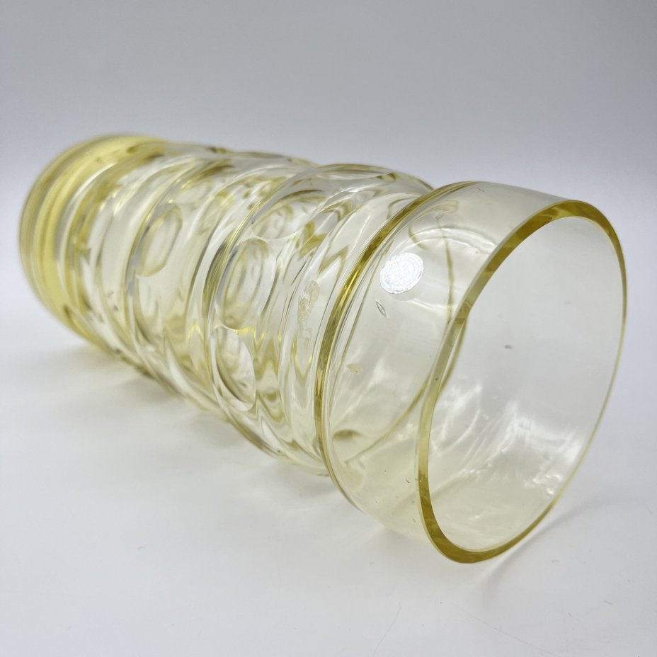 Ваза лимонного оттенка с цилиндрическим туловом с перехватами и декором в виде линз, производственное объединение стекольных предприятий "Latvijas Stikls"