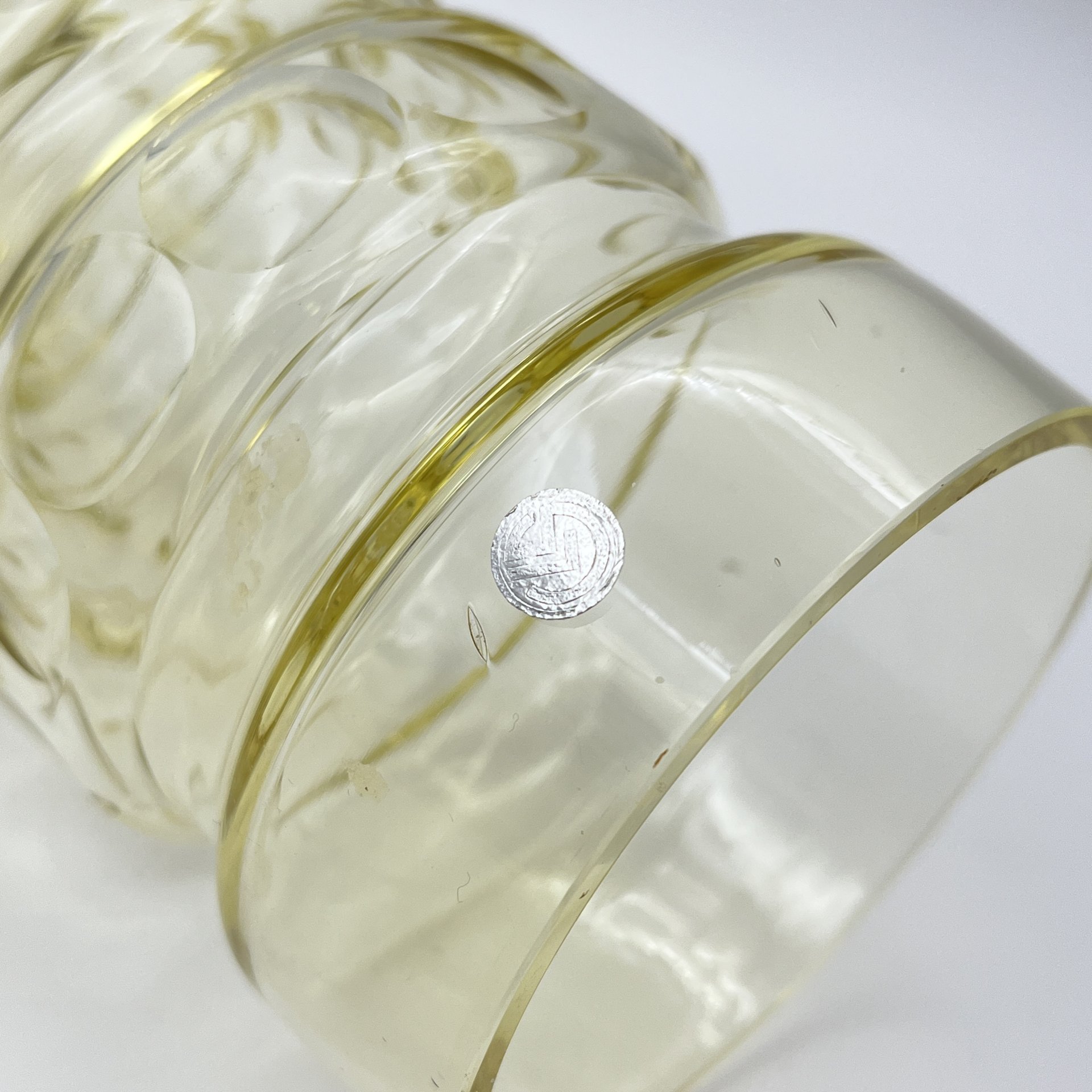 Ваза лимонного оттенка с цилиндрическим туловом с перехватами и декором в виде линз, производственное объединение стекольных предприятий "Latvijas Stikls", цветное стекло, СССР, 1960-1970 гг.