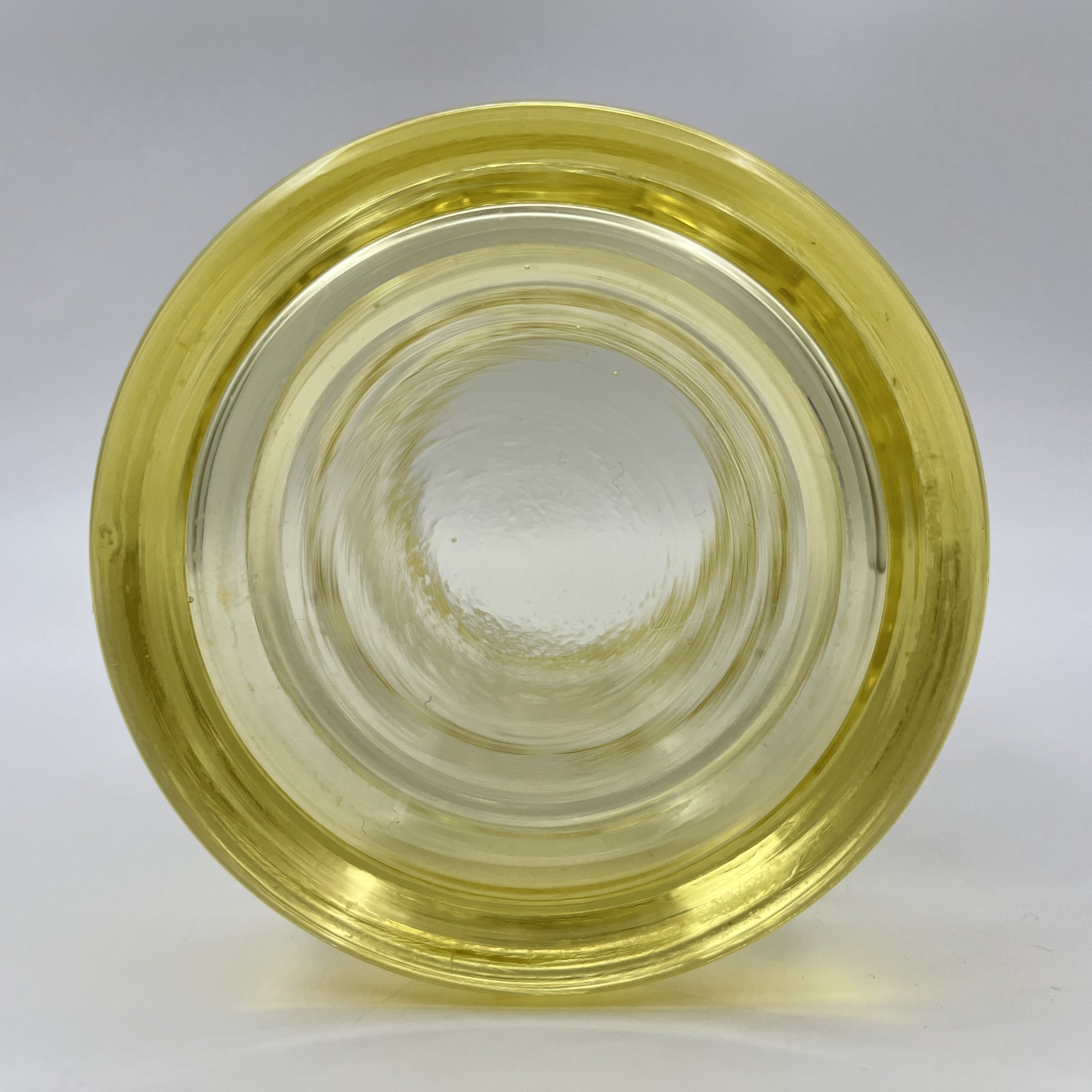 Ваза лимонного оттенка с цилиндрическим туловом с перехватами и декором в виде линз, производственное объединение стекольных предприятий "Latvijas Stikls", цветное стекло, СССР, 1960-1970 гг.