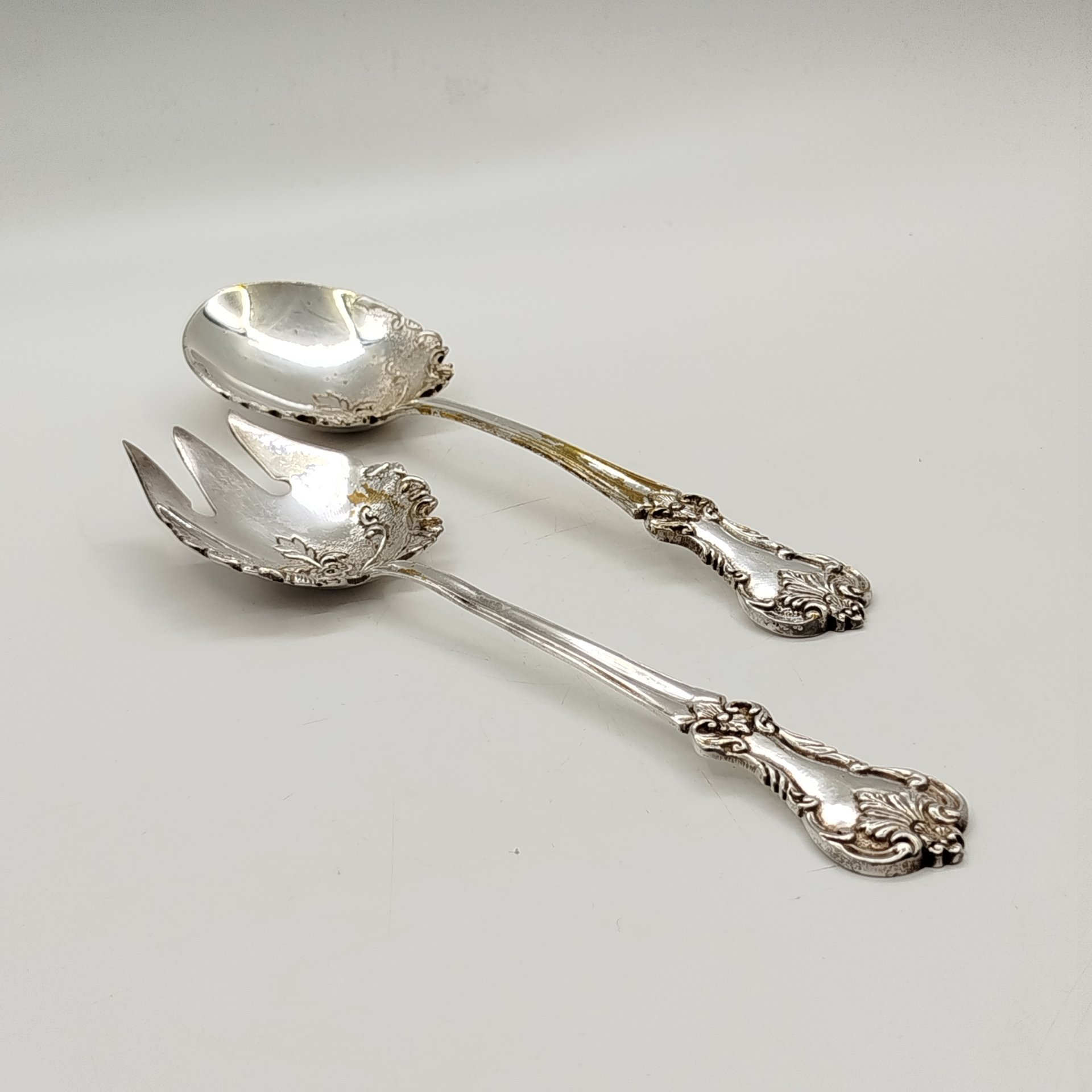 Набор для подачи салата из ложки и вилки с растительным декором, металл, серебрение, Индия, 1970-1990 гг.