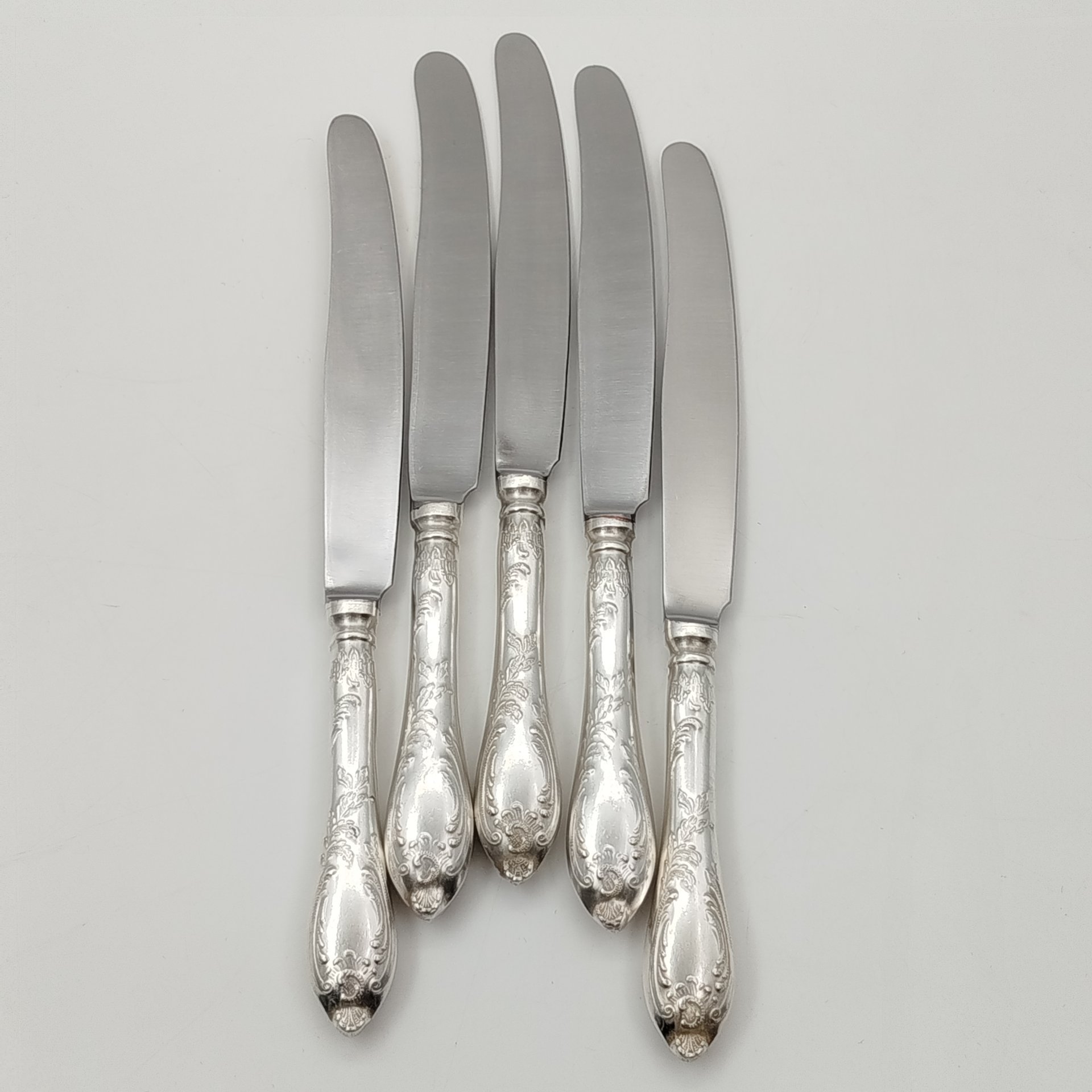 Набор столовых ножей на 5 персон с растительным декором на черенках, мНЦ (медь-никель-цинк), Вольнянский завод столовых приборов им. Шевченко (ЗiШ, ЗиШ), СССР, 1970-1990 гг.