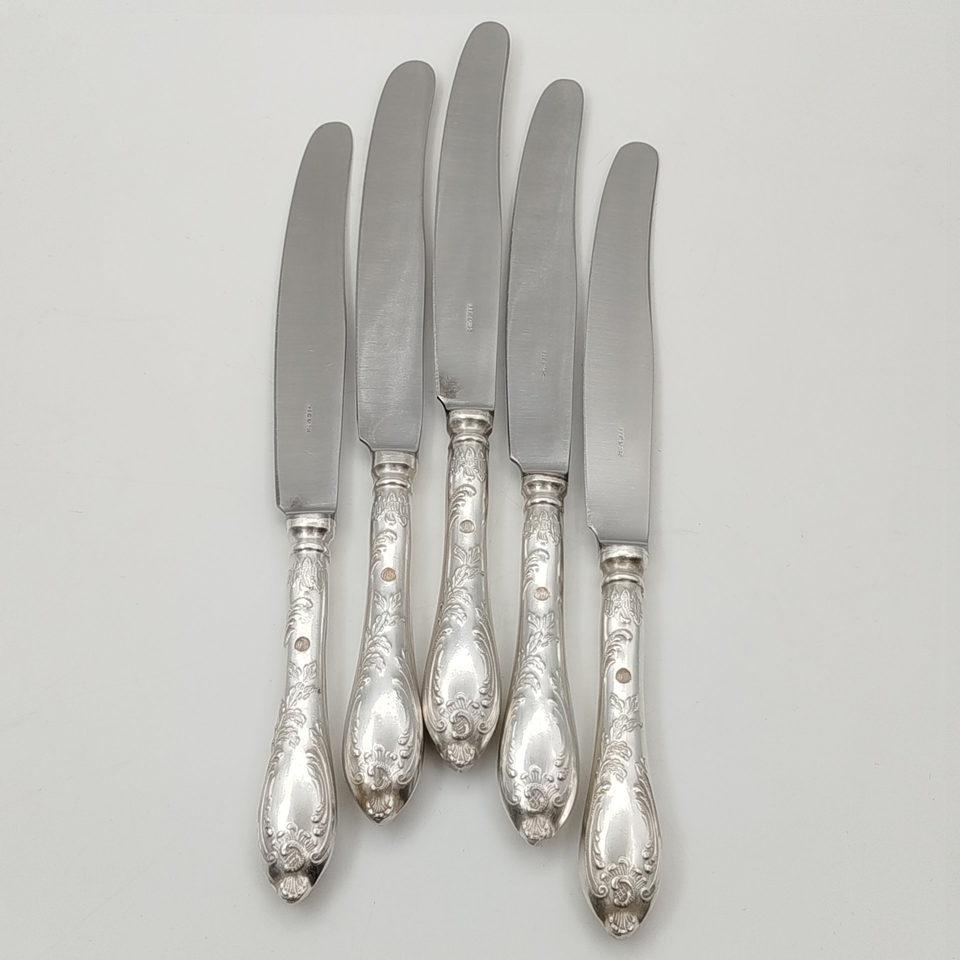 Набор столовых ножей на 5 персон с растительным декором на черенках, мНЦ (медь-никель-цинк), Вольнянский завод столовых приборов им. Шевченко (ЗiШ, ЗиШ), СССР, 1970-1990 гг.