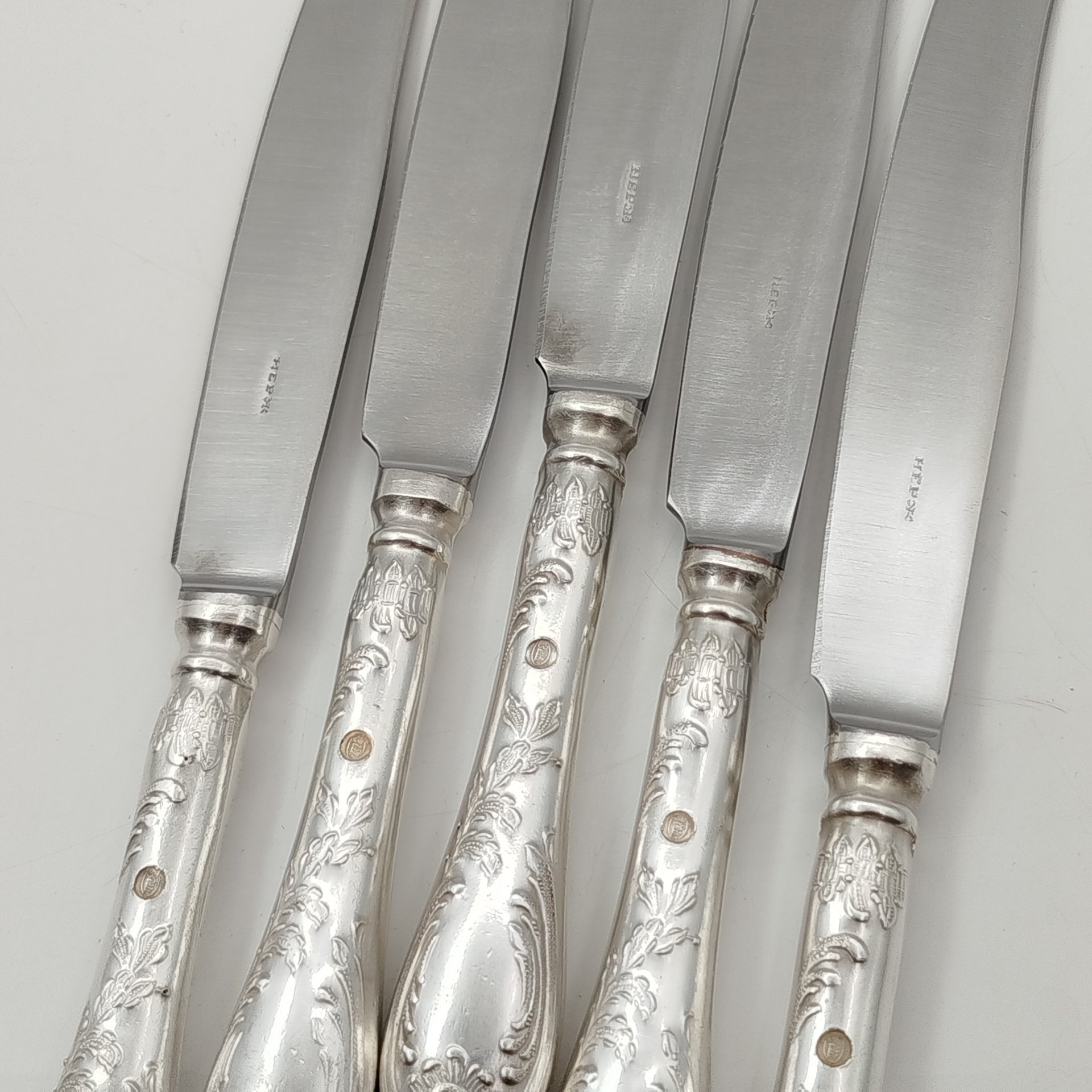 Набор столовых ножей на 5 персон с растительным декором на черенках, мНЦ (медь-никель-цинк), Вольнянский завод столовых приборов им. Шевченко (ЗiШ, ЗиШ), СССР, 1970-1990 гг.