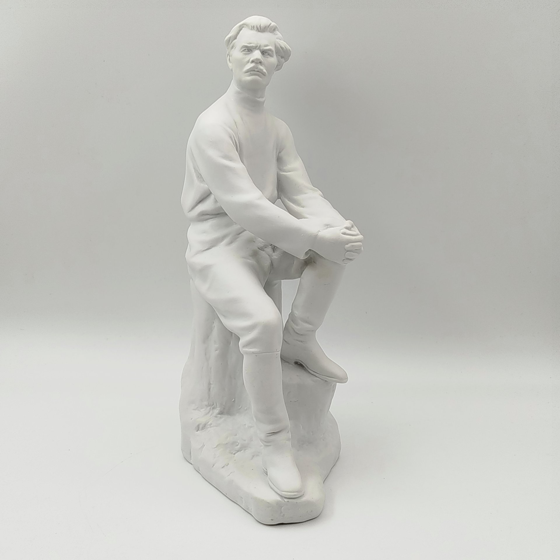 Статуэтка "Максим Горький", автор В.Г. Стамов, Ленинградский фарфоровый завод (ЛФЗ)