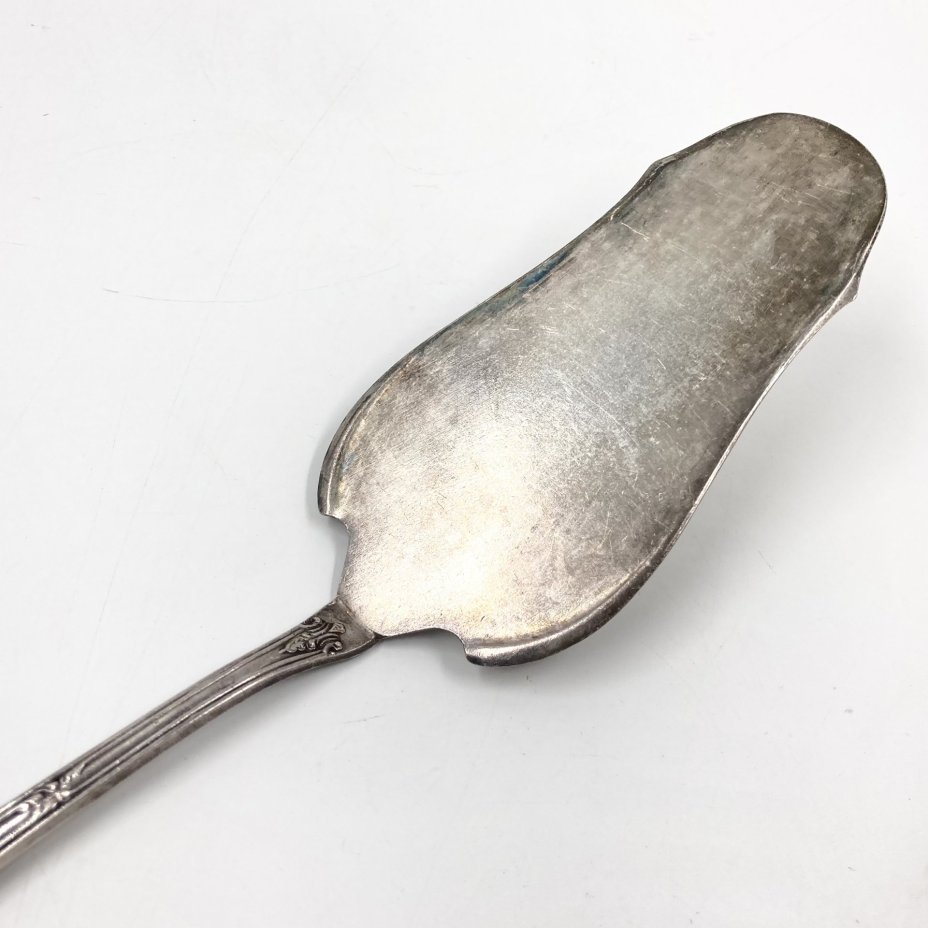 Лопатка для торта с растительным декором, мНЦ (медь-никель-цинк), Киевский завод столовых приборов и посуды им. Дзержинского (ЗiД, ЗиД), СССР, 1950-1960 гг., Киевский завод столовых приборов и посуды им. Дзержинского (ЗiД