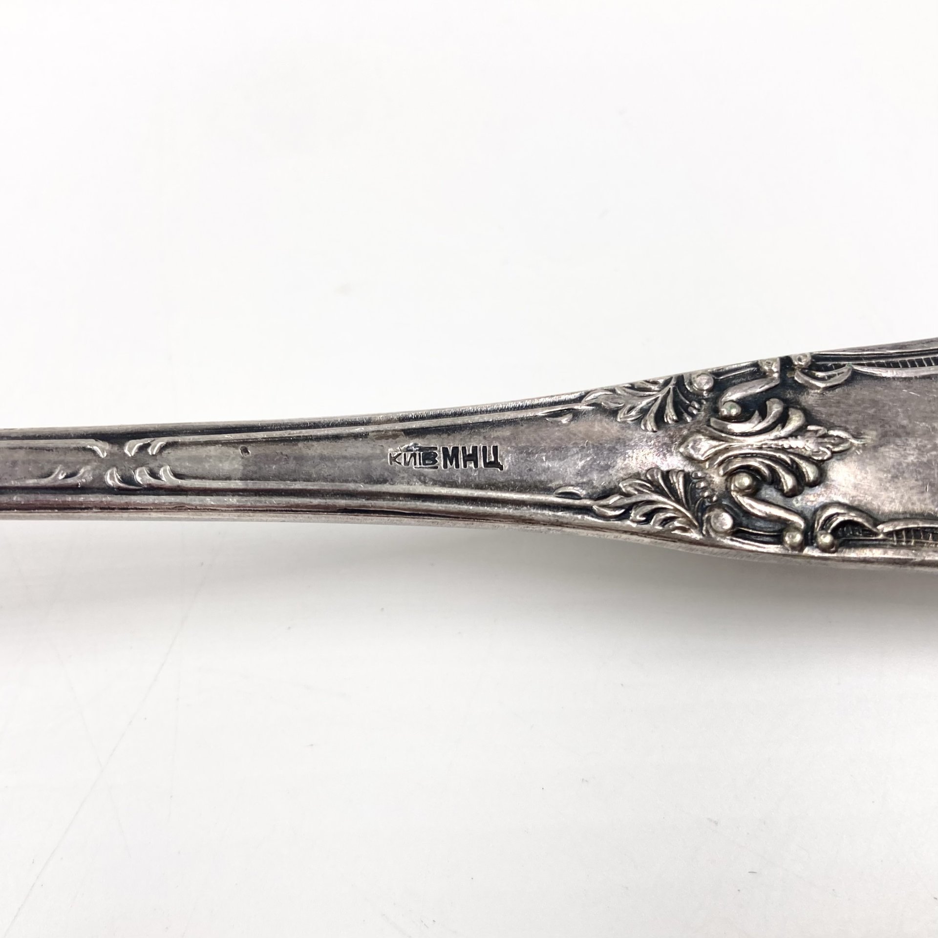 Лопатка для торта с растительным декором, мНЦ (медь-никель-цинк), Киевский завод столовых приборов и посуды им. Дзержинского (ЗiД, ЗиД), СССР, 1950-1960 гг., Киевский завод столовых приборов и посуды им. Дзержинского (ЗiД