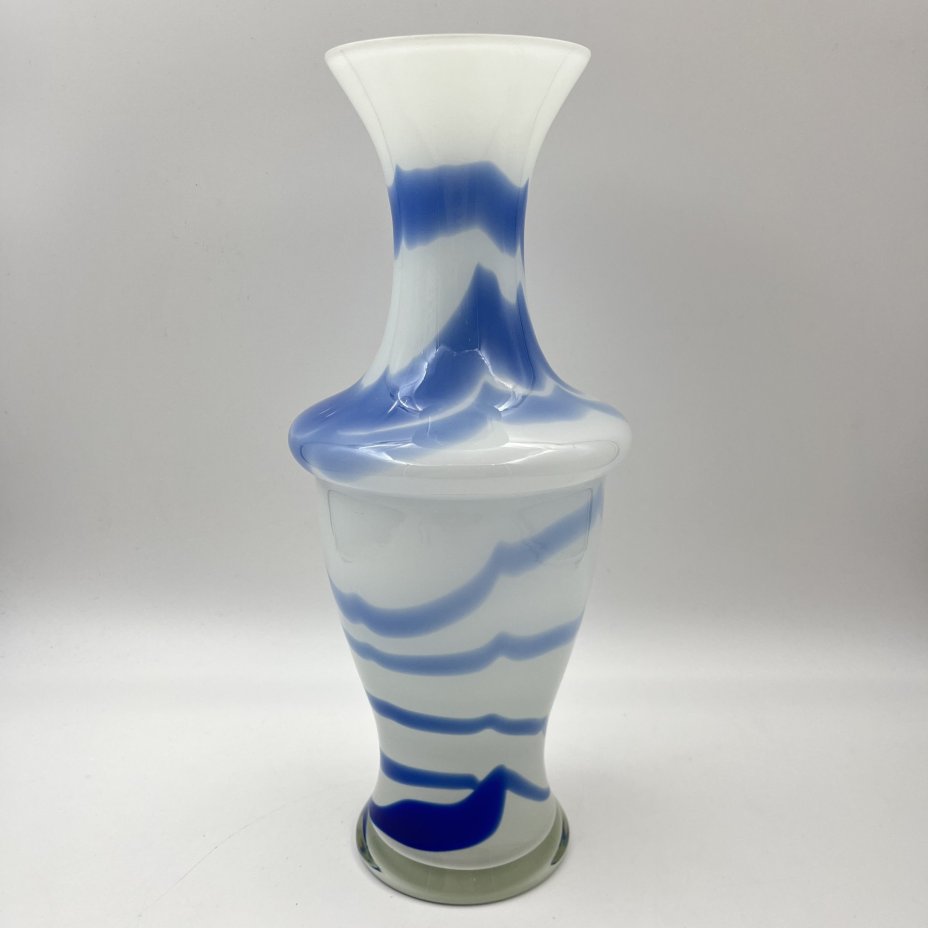 Ваза "Татьянка" в бело-голубой гамме, автор Б.А. Смирнов