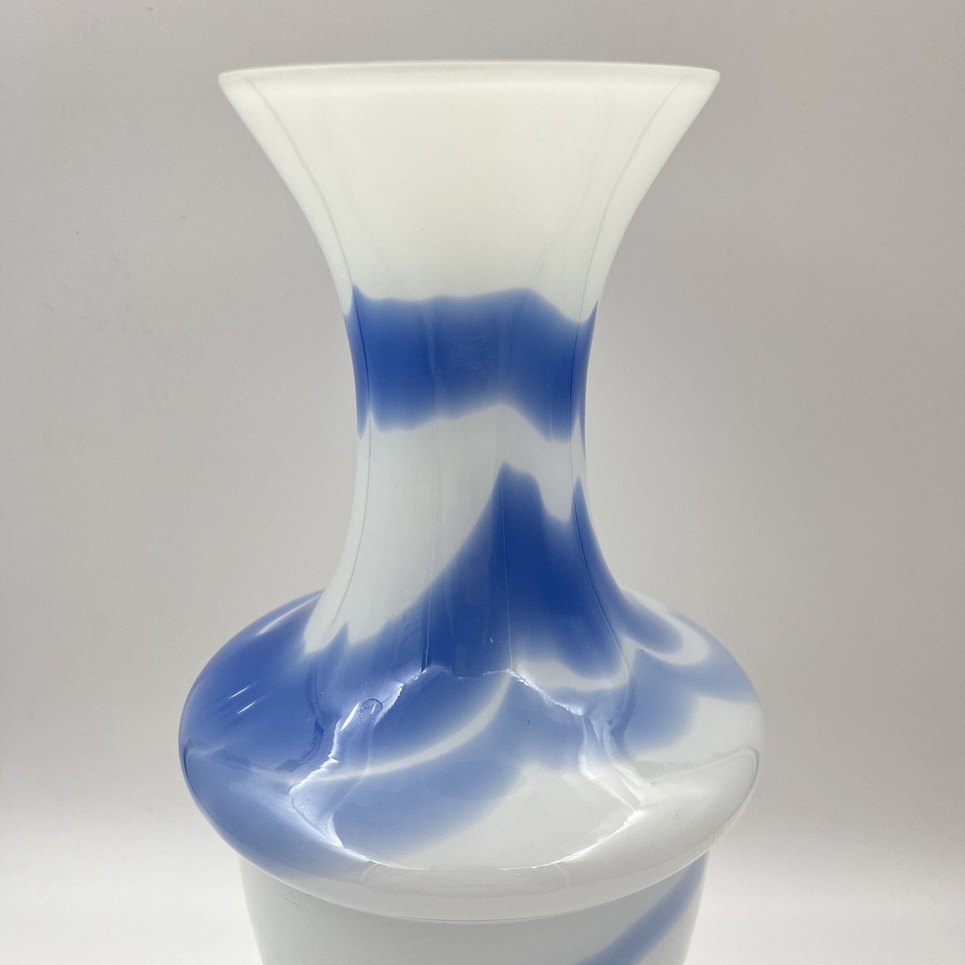 Ваза "Татьянка" в бело-голубой гамме, автор Б.А. Смирнов