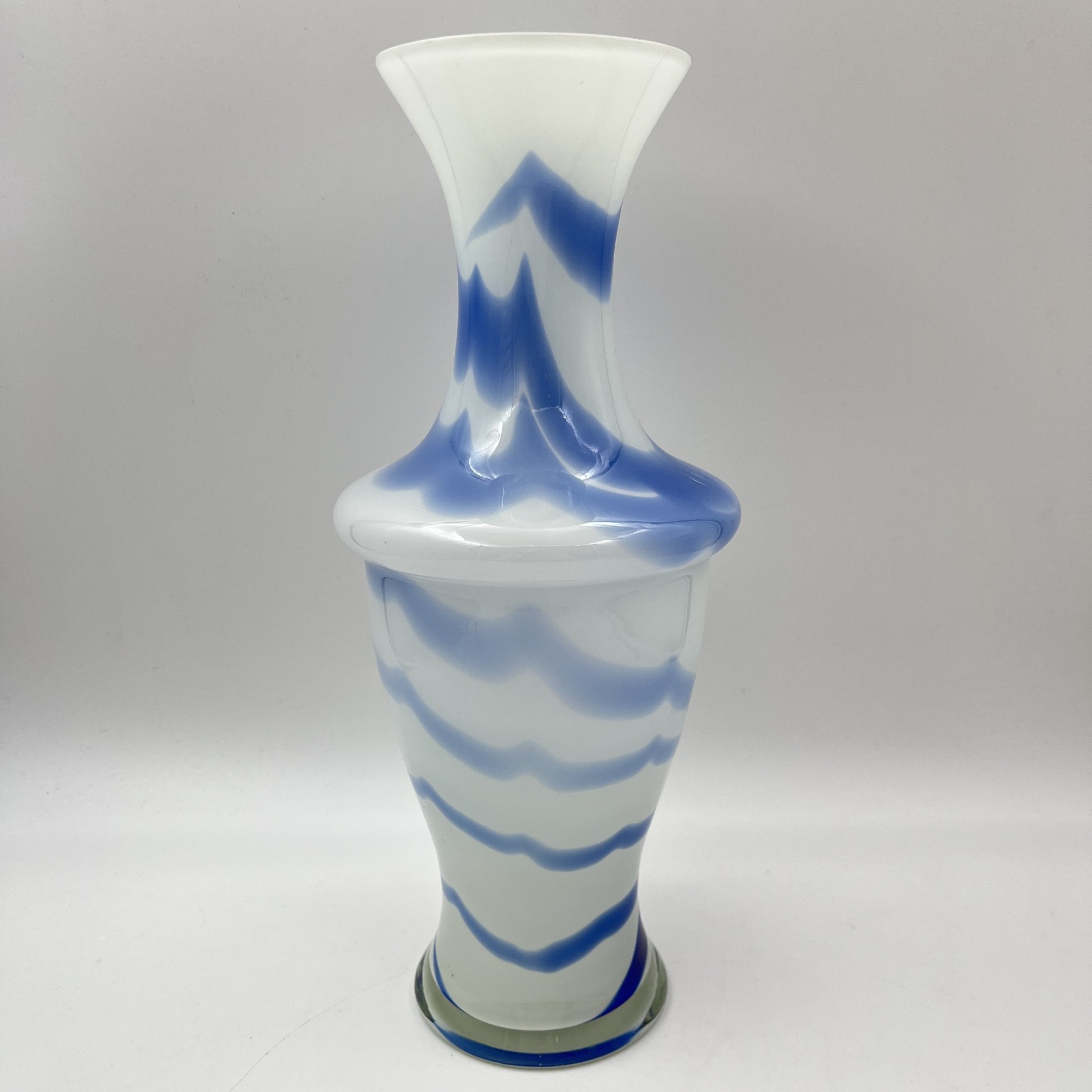 Ваза "Татьянка" в бело-голубой гамме, автор Б.А. Смирнов