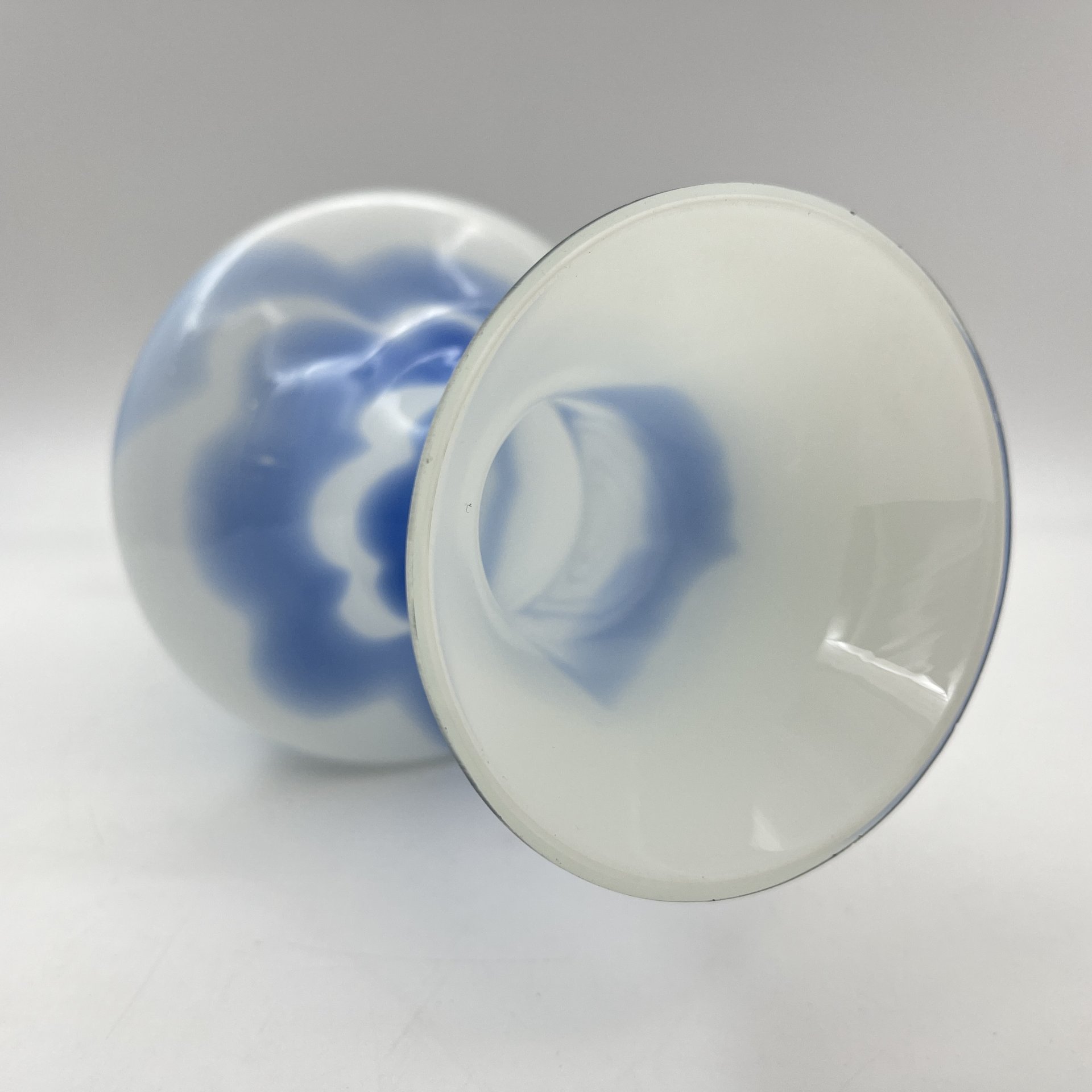 Ваза "Татьянка" в бело-голубой гамме, автор Б.А. Смирнов