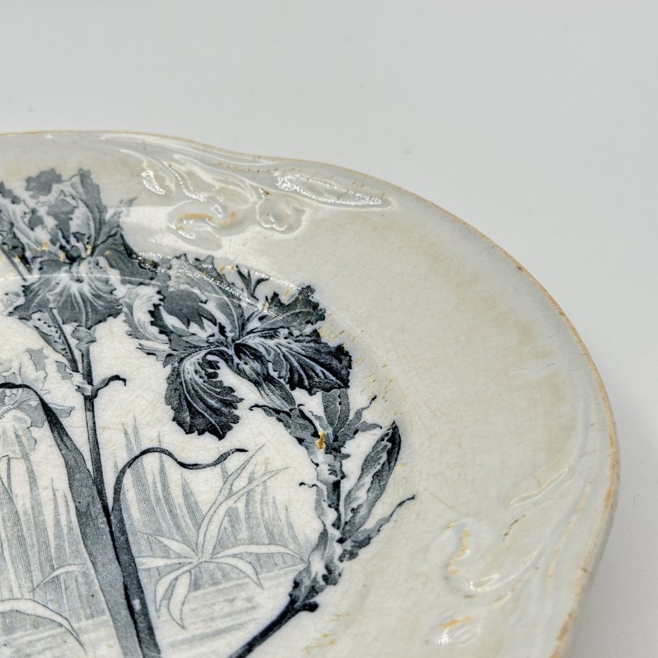 Тарелка в бело-синей гамме, из серии "Iris" (ирис), фаянс, деколь, Villeroy & Boch, Германия, 1874-1909 гг., Villeroy & Boch