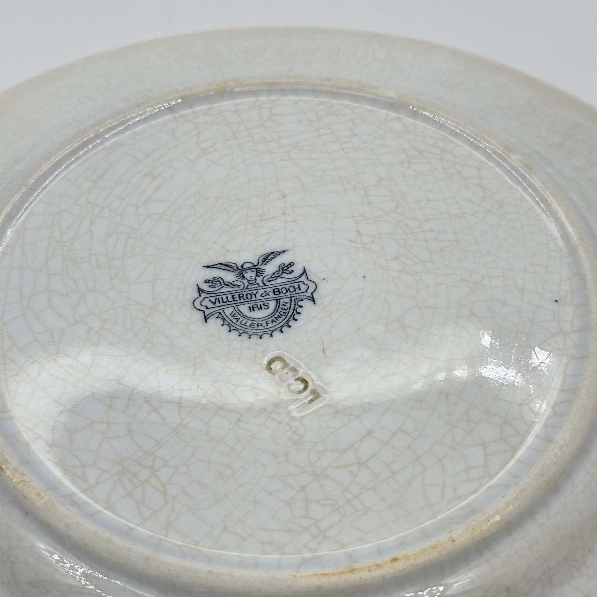 Тарелка в бело-синей гамме, из серии "Iris" (ирис), фаянс, деколь, Villeroy & Boch, Германия, 1874-1909 гг., Villeroy & Boch