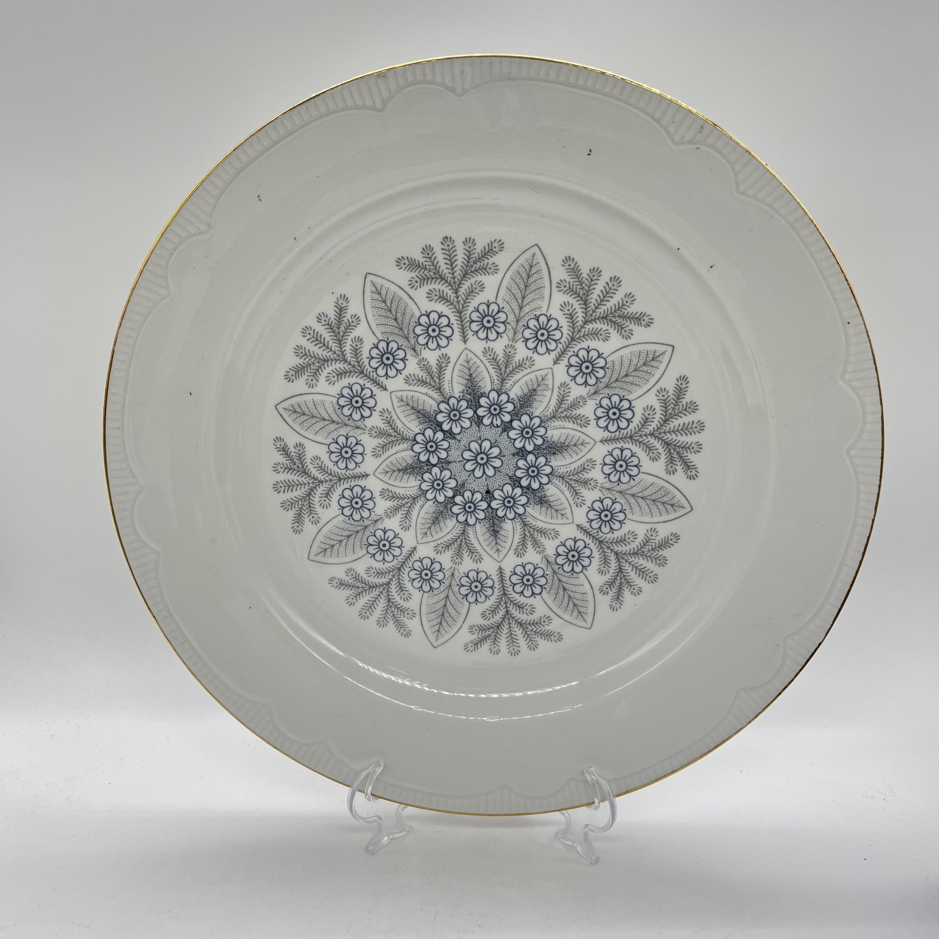 Блюдо сервировочное с растительным декором, фарфор, деколь, золочение, Минский фарфорово-фаянсовый завод, СССР, 1983-1991 гг.