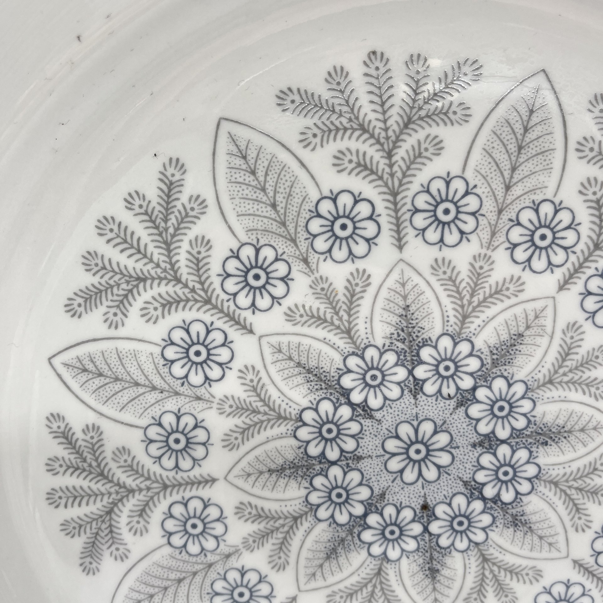 Блюдо сервировочное с растительным декором, фарфор, деколь, золочение, Минский фарфорово-фаянсовый завод, СССР, 1983-1991 гг.