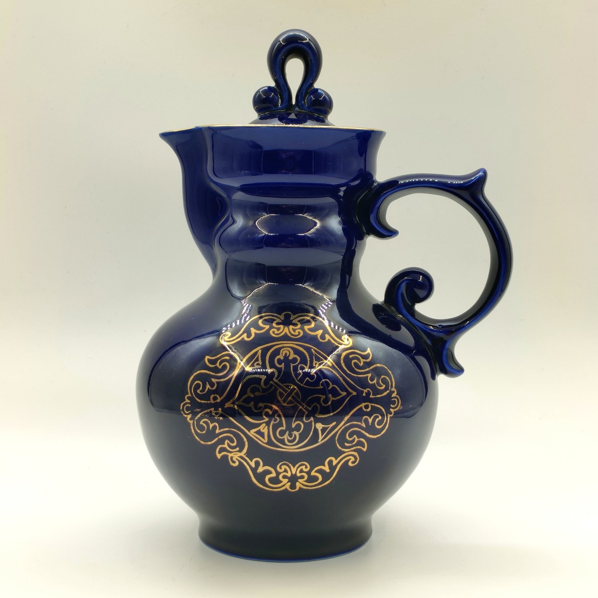 Кувшин для напитков, украшенный орнаментальным декором, фарфор, крытье кобальтом, золочение, Бронницкий завод фарфоровых изделий «Возрождение», СССР, 1971-1981 гг.