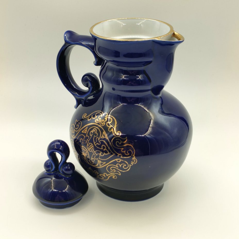 Кувшин для напитков, украшенный орнаментальным декором, фарфор, крытье кобальтом, золочение, Бронницкий завод фарфоровых изделий «Возрождение», СССР, 1971-1981 гг.