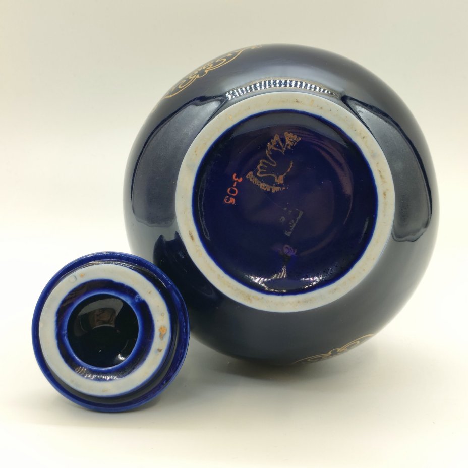 Кувшин для напитков, украшенный орнаментальным декором, фарфор, крытье кобальтом, золочение, Бронницкий завод фарфоровых изделий «Возрождение», СССР, 1971-1981 гг.