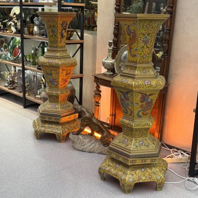 Парные напольные вазы шестиугольной формы "Дракон и феникс" на желтом цветочном декоре эпохи Цин, на подставках, латунь, перегородчатая эмаль, техника клуазоне, Китай, 1950-1980 гг.