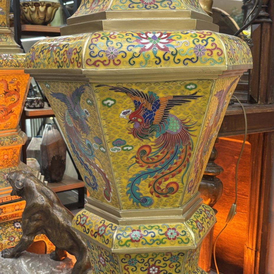 Парные напольные вазы шестиугольной формы "Дракон и феникс" на желтом цветочном декоре эпохи Цин, на подставках, латунь, перегородчатая эмаль, техника клуазоне, Китай, 1950-1980 гг.