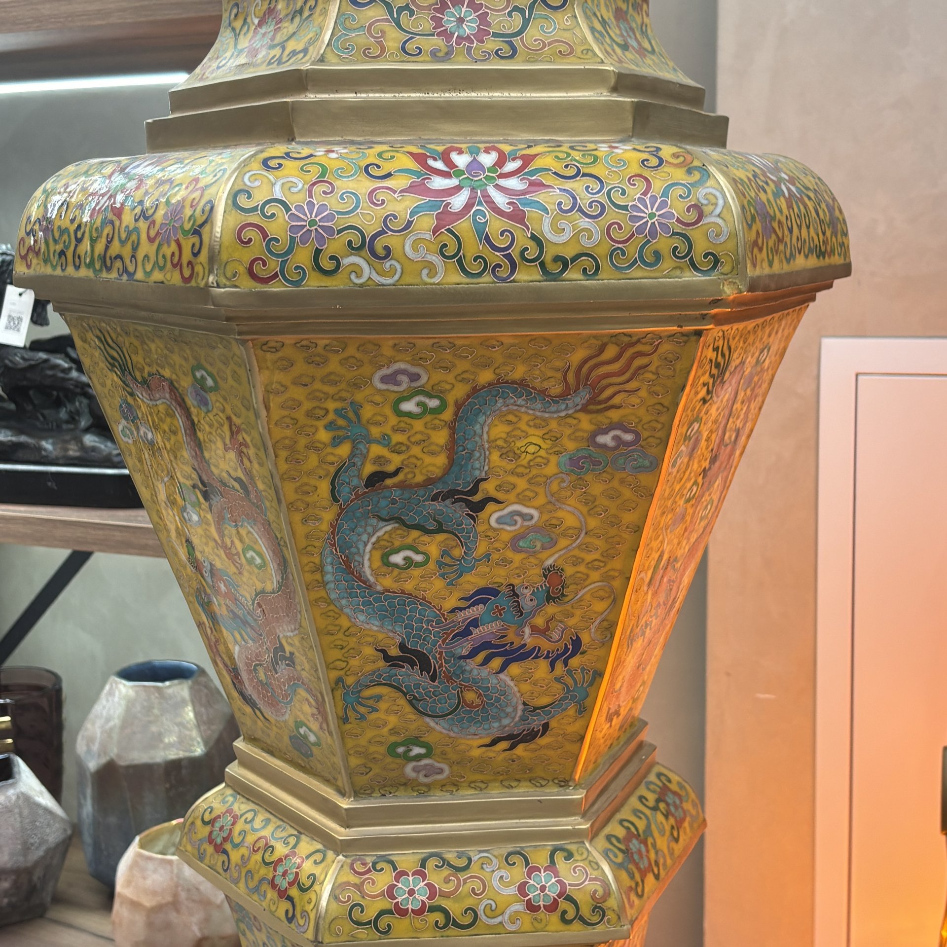 Парные напольные вазы шестиугольной формы "Дракон и феникс" на желтом цветочном декоре эпохи Цин, на подставках, латунь, перегородчатая эмаль, техника клуазоне, Китай, 1950-1980 гг.