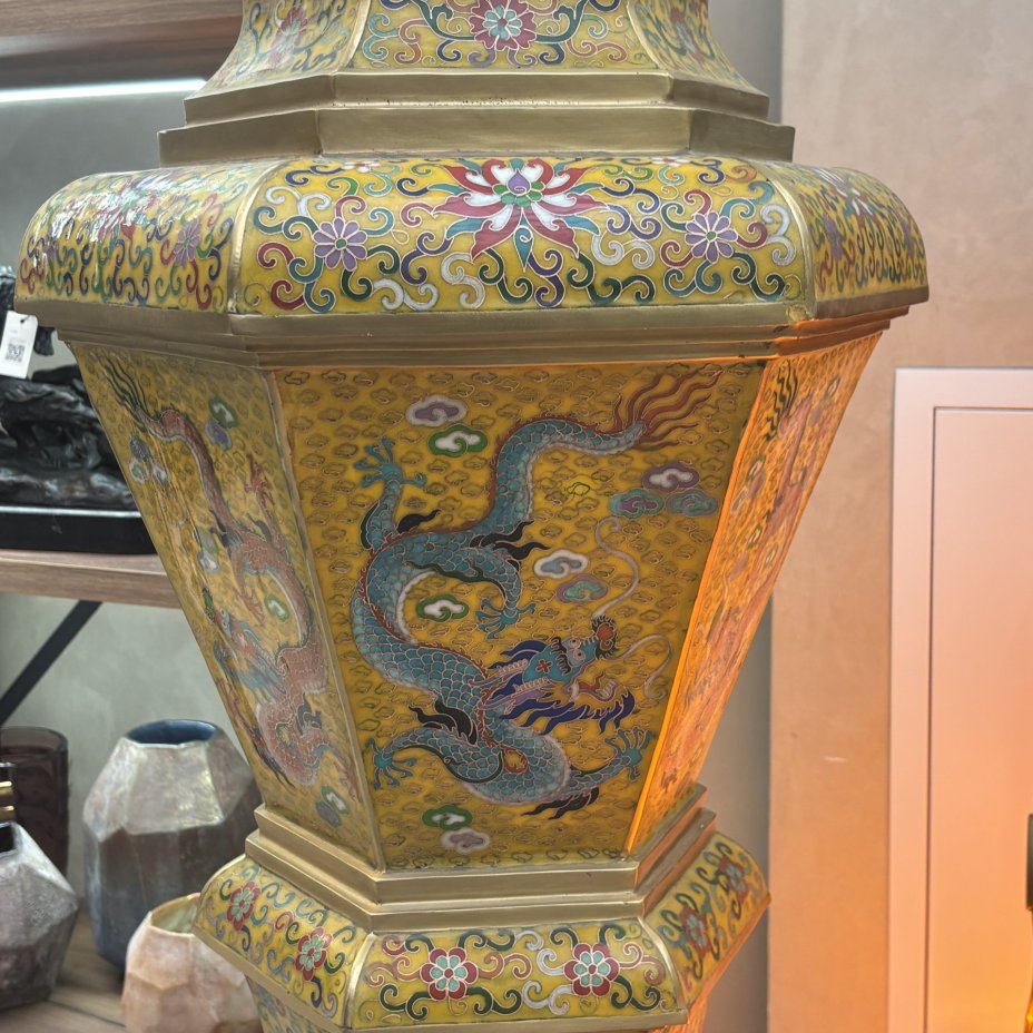 Парные напольные вазы шестиугольной формы "Дракон и феникс" на желтом цветочном декоре эпохи Цин, на подставках, латунь, перегородчатая эмаль, техника клуазоне, Китай, 1950-1980 гг.