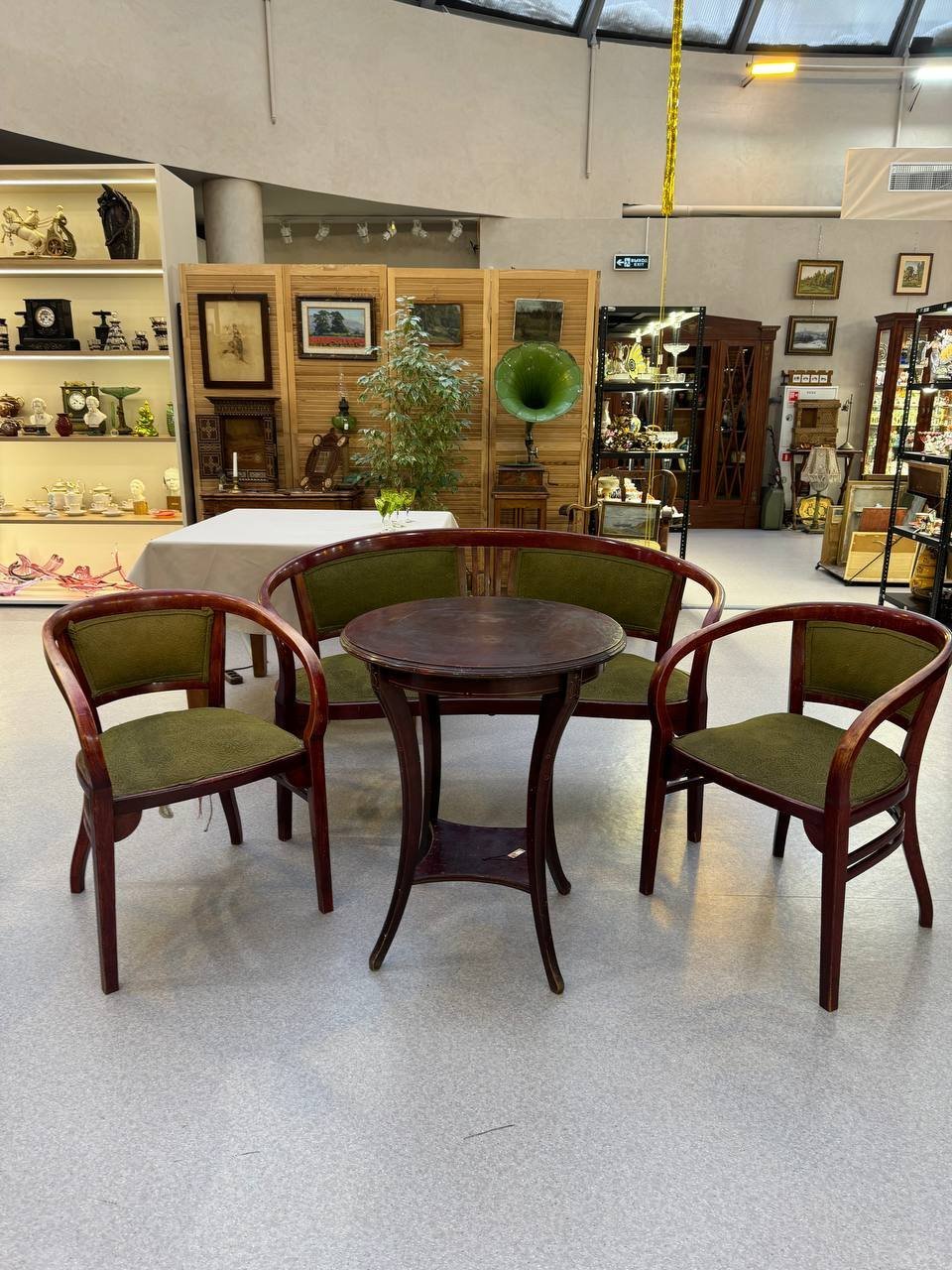 Мебельный гарнитур: диван, два кресла и стол, фирма "Тонет" (Thonet), дерево, ткань