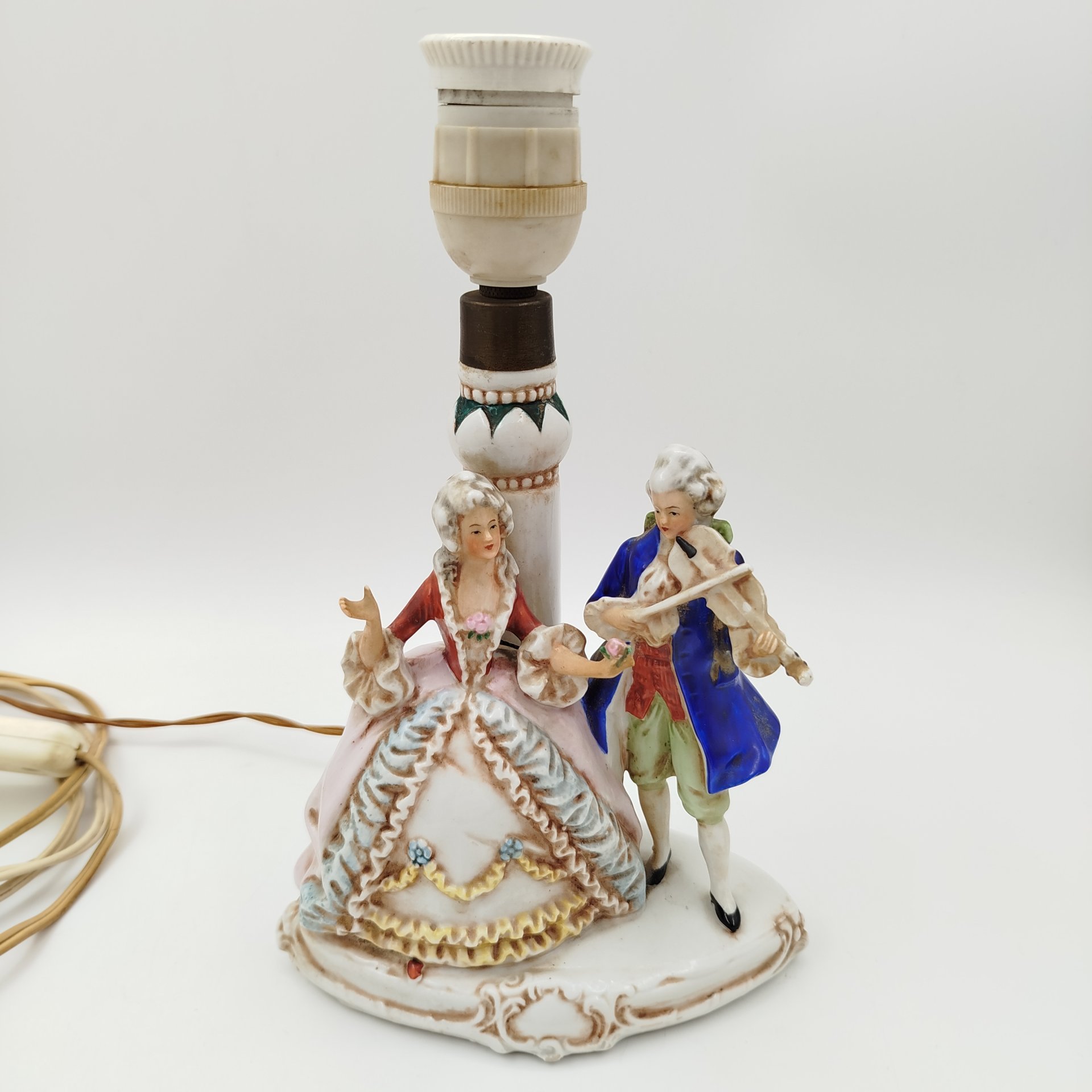 Лампа настольная "Галантная сцена" ("Игра на скрипке"), Grafenthal, фарфор, роспись, металл, полимерный материал, Германия, 1960-1972 гг.