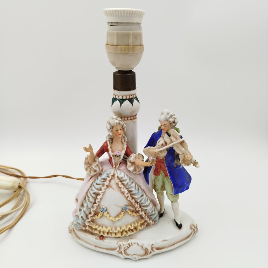 Лампа настольная "Галантная сцена" ("Игра на скрипке"), Grafenthal, фарфор, роспись, металл, полимерный материал, Германия, 1960-1972 гг.