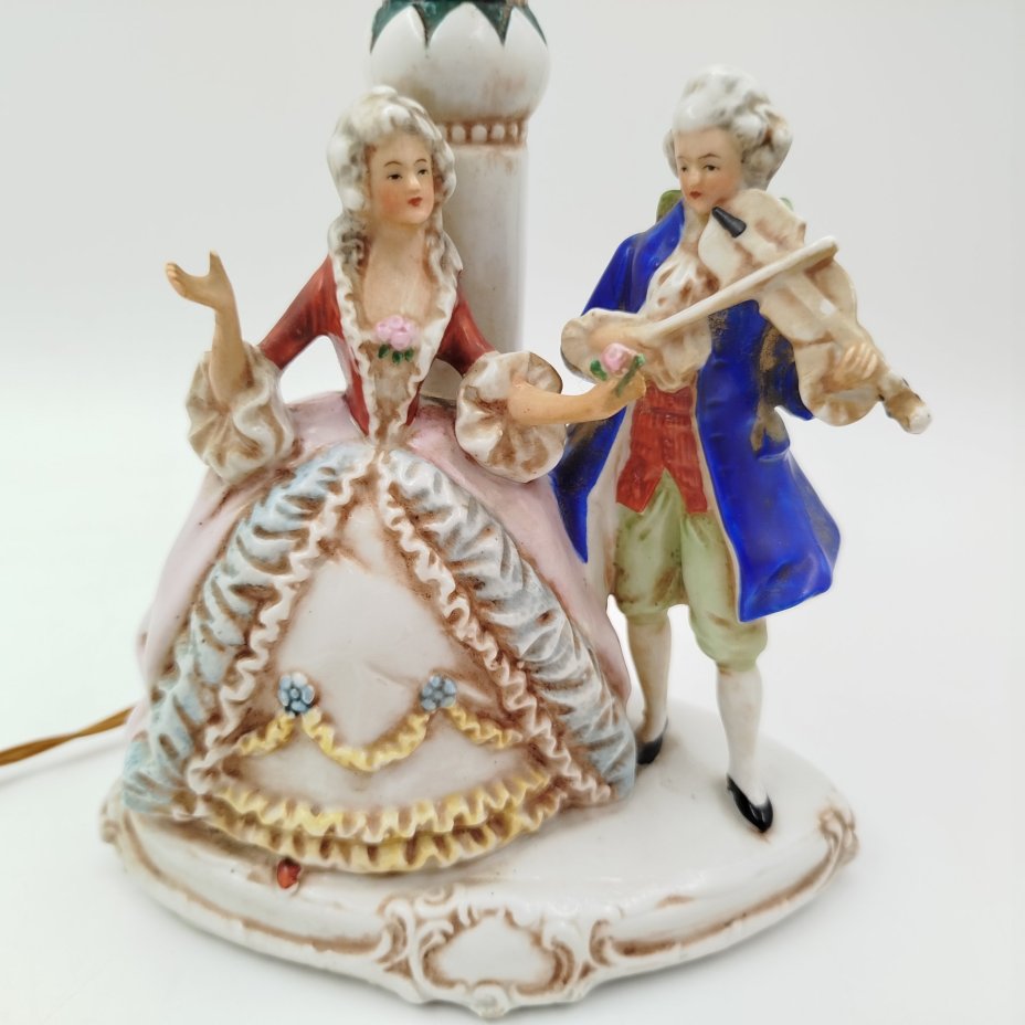 Лампа настольная "Галантная сцена" ("Игра на скрипке"), Grafenthal, фарфор, роспись, металл, полимерный материал, Германия, 1960-1972 гг.
