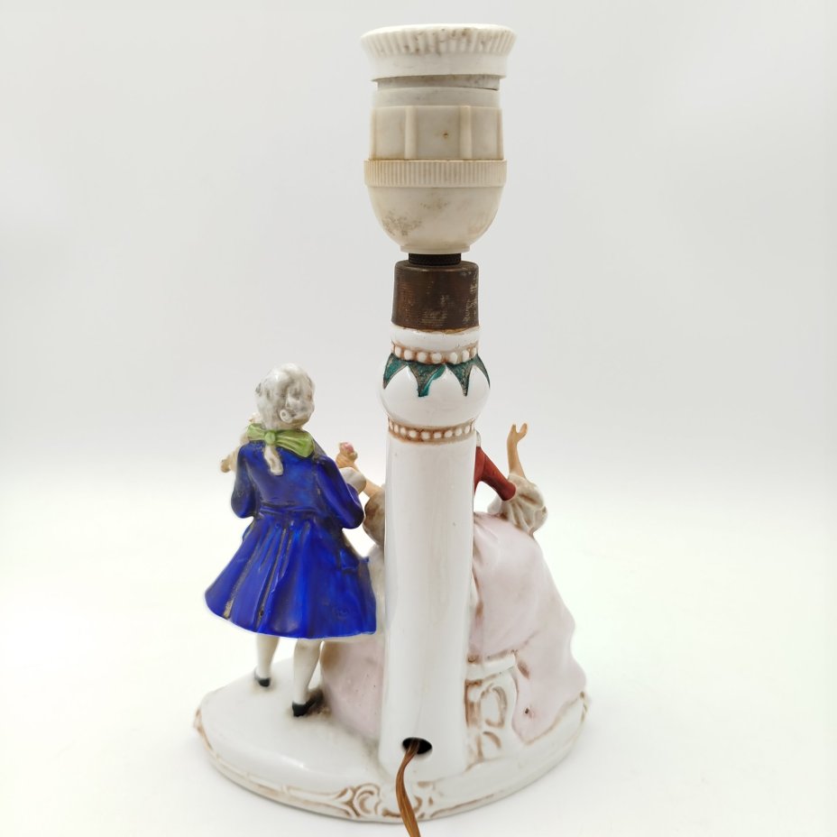 Лампа настольная "Галантная сцена" ("Игра на скрипке"), Grafenthal, фарфор, роспись, металл, полимерный материал, Германия, 1960-1972 гг.