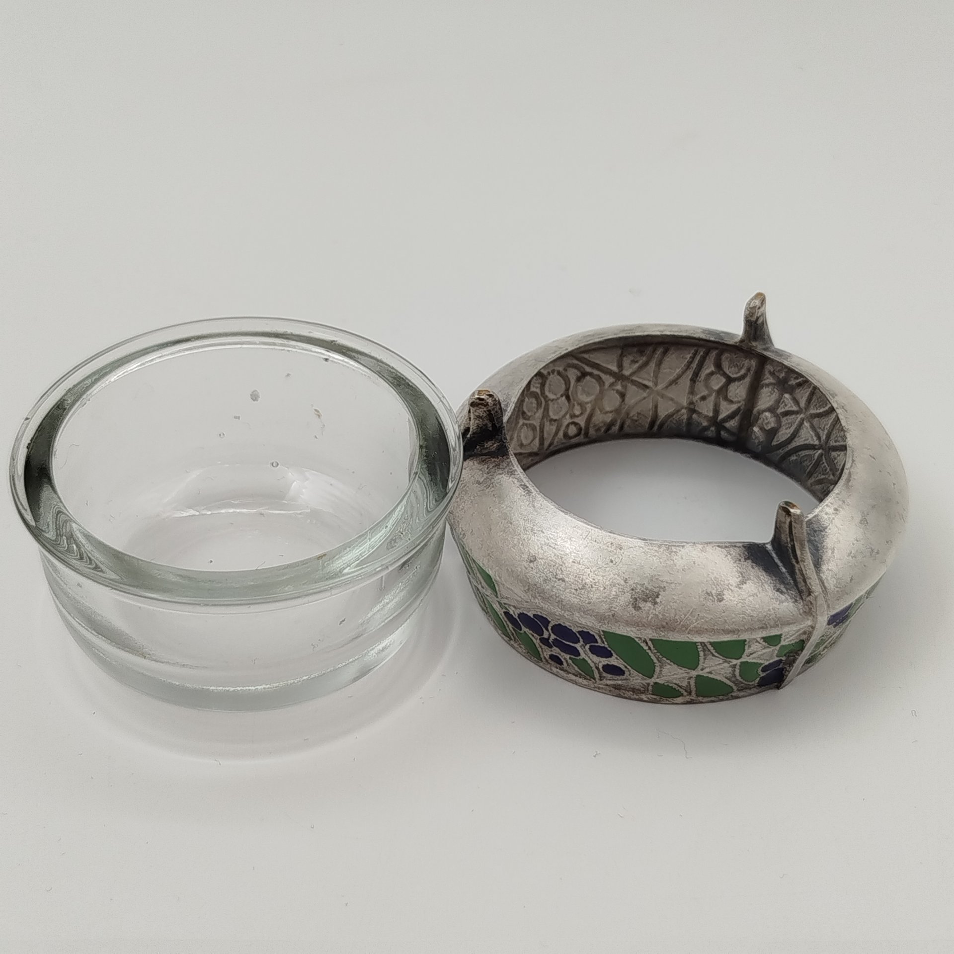 Солонка с растительным декором, мельхиор (медь-никель), эмаль, стекло (вставка), СССР, 1970-1980 гг.