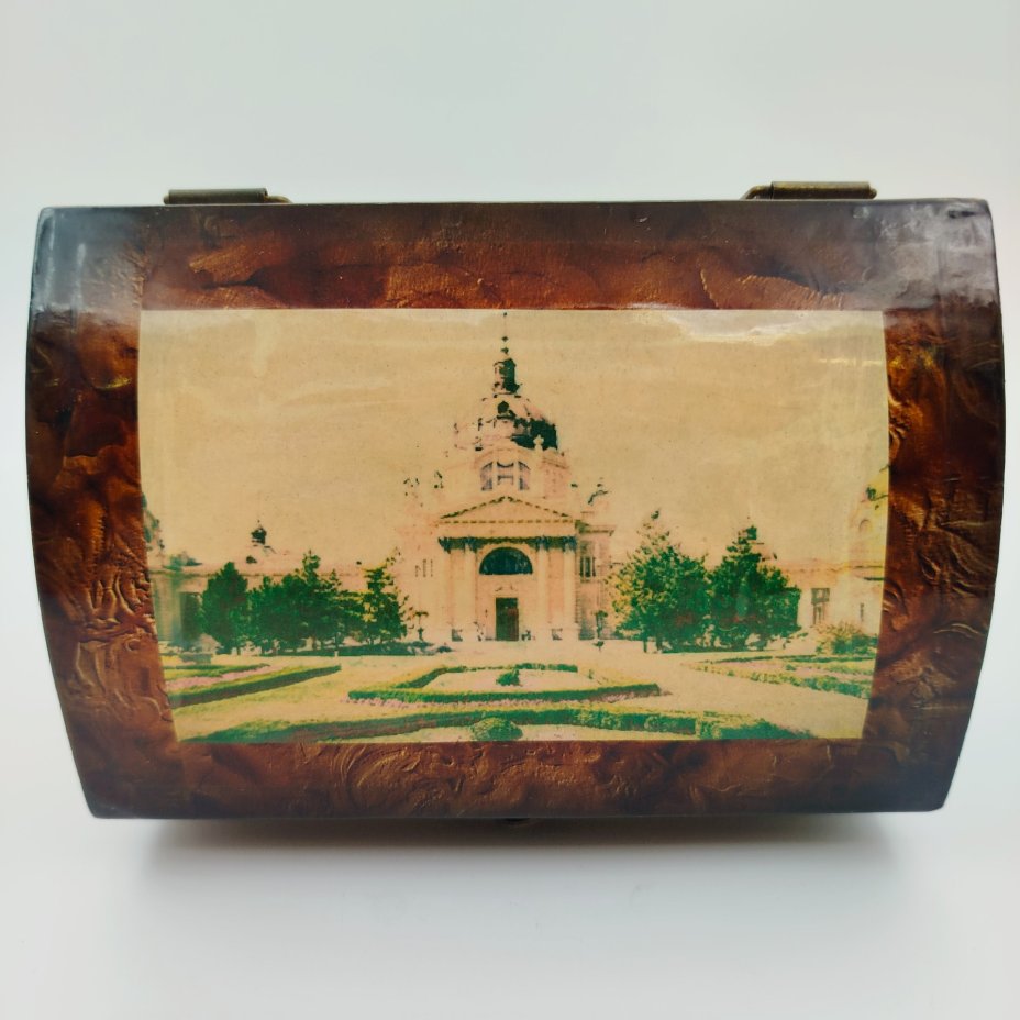 Шкатулка, декорированная изображением архитектурного ансамбля, дерево, бумага, металл, Россия, 2000-2010 гг.