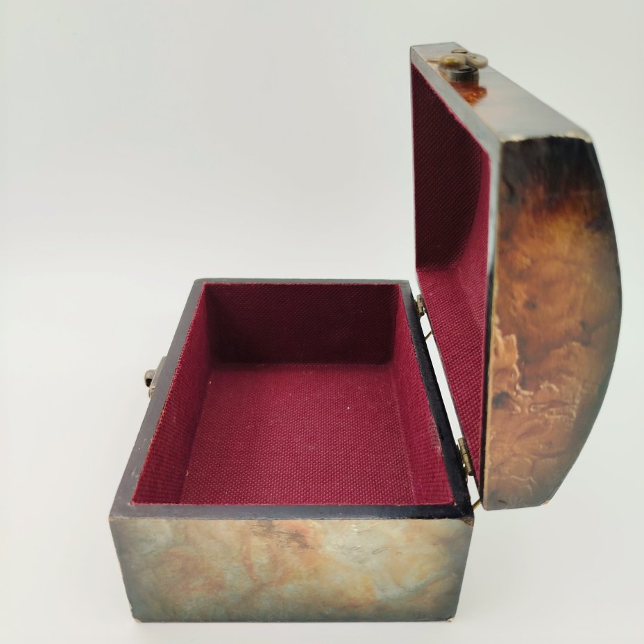 Шкатулка, декорированная изображением архитектурного ансамбля