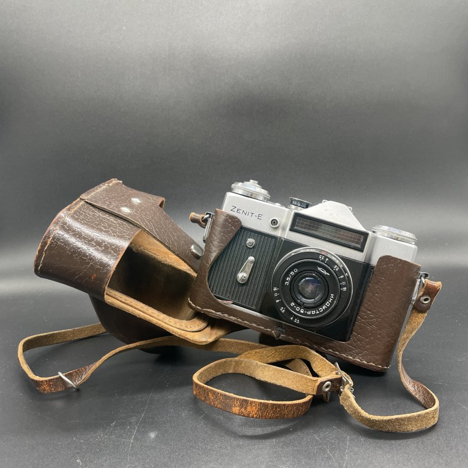 Фотоаппарат плёночный "Зенит-Е" с объективом "Индустар 50-2" в оригинальном кофре, металл, стекло, кожа, пластик, Красногорский механический завод (КМЗ), СССР, 1973 г.