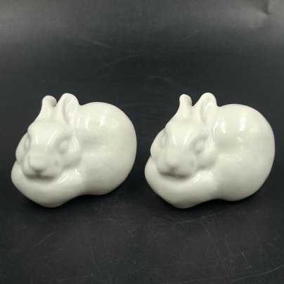 Статуэтки парные "Маленький зайчик", скульптор Е.И. Чарушин, фарфор, Ленинградский фарфоровый завод (ЛФЗ), СССР, 1950-1960 гг.