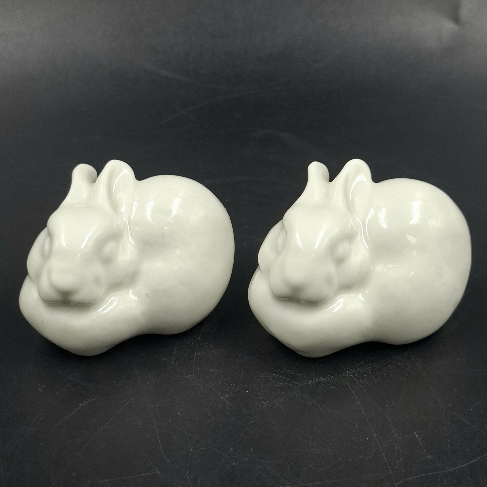 Статуэтки парные "Маленький зайчик", скульптор Е.И. Чарушин, фарфор, Ленинградский фарфоровый завод (ЛФЗ), СССР, 1950-1960 гг.