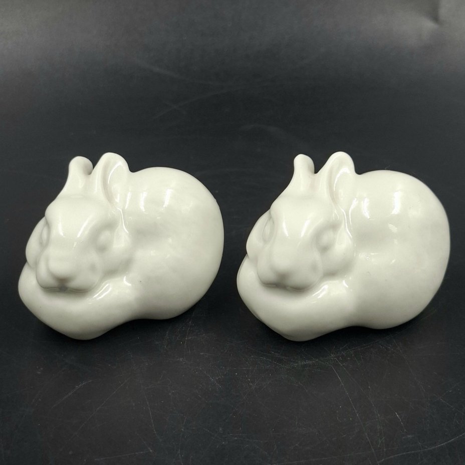 Статуэтки парные "Маленький зайчик", скульптор Е.И. Чарушин, фарфор, Ленинградский фарфоровый завод (ЛФЗ), СССР, 1950-1960 гг.