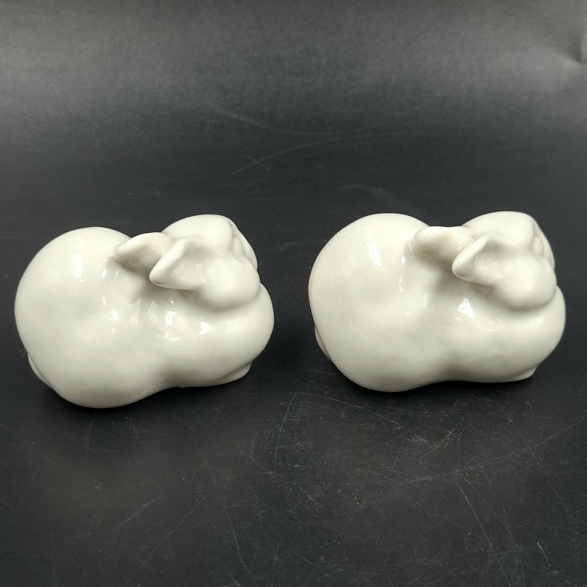 Статуэтки парные "Маленький зайчик", скульптор Е.И. Чарушин, фарфор, Ленинградский фарфоровый завод (ЛФЗ), СССР, 1950-1960 гг.