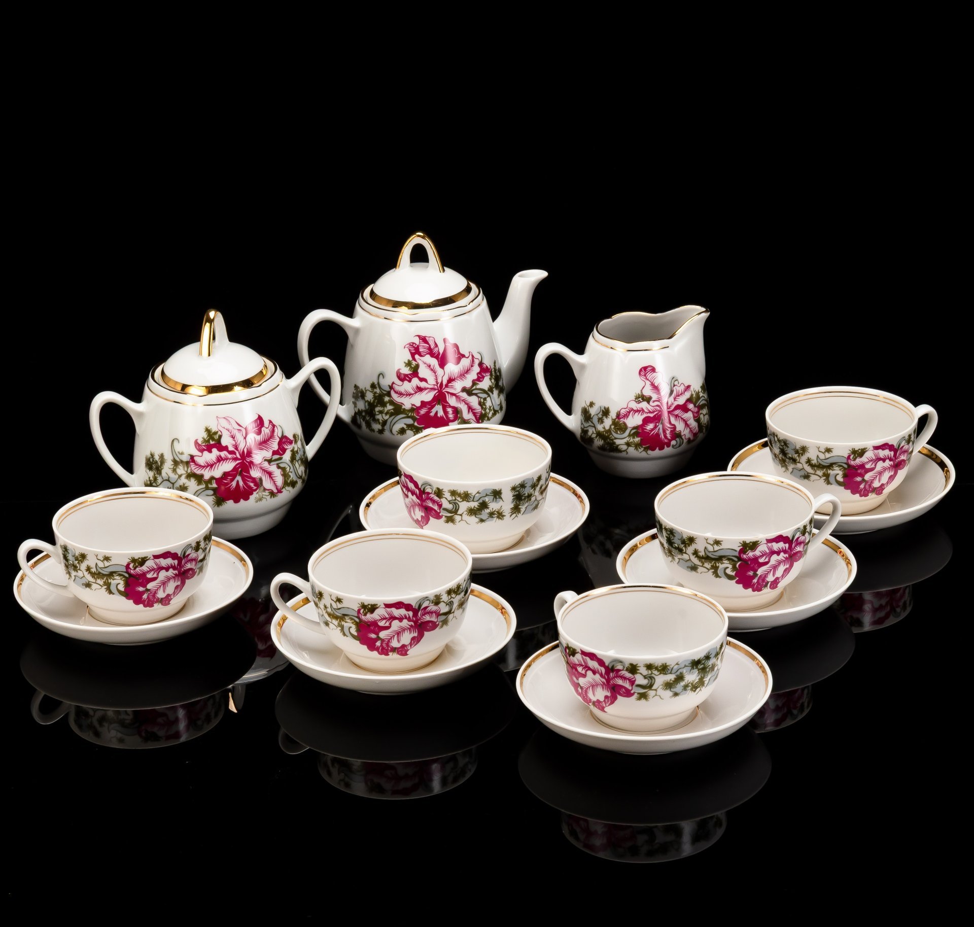 Сервиз чайный "Aija-1" (Айя-1) с цветочным декором на 6 персон (15 предметов), автор формы Зина Улсте, фарфор, деколь, золочение, Рижский фарфорово-фаянсовый завод, СССР, 1970-1980 гг.