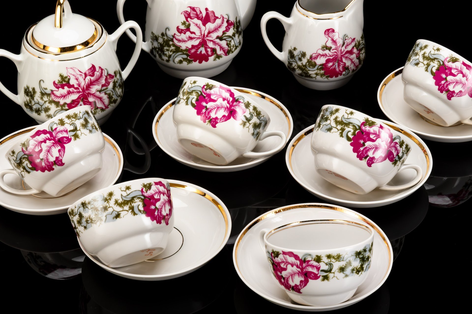 Сервиз чайный "Aija-1" (Айя-1) с цветочным декором на 6 персон (15 предметов), автор формы Зина Улсте, фарфор, деколь, золочение, Рижский фарфорово-фаянсовый завод, СССР, 1970-1980 гг.