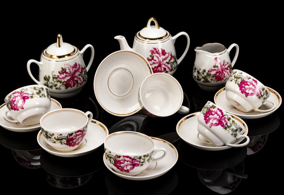 Сервиз чайный "Aija-1" (Айя-1) с цветочным декором на 6 персон (15 предметов), автор формы Зина Улсте, фарфор, деколь, золочение, Рижский фарфорово-фаянсовый завод, СССР, 1970-1980 гг.