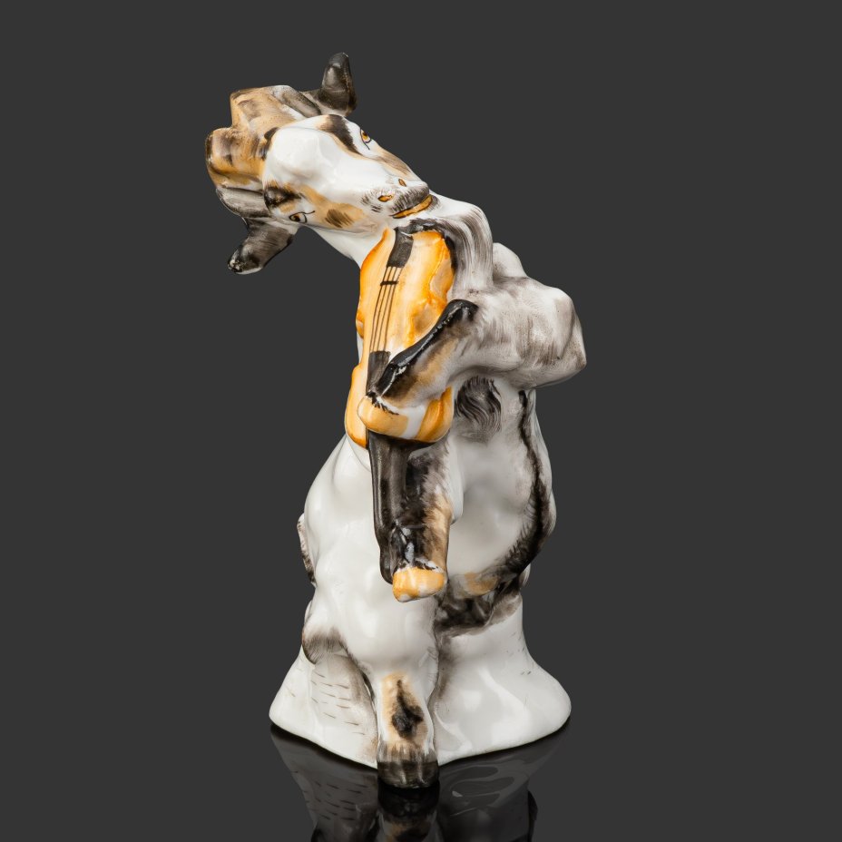 Статуэтка "Козёл, играющий на скрипке" из скульптурной композиции "Квартет", скульптор - Б. Я. Воробьев, художник - И. И. Ризнич, фарфор, роспись, Ленинградский фарфоровый завод (ЛФЗ), СССР, 1950-1960 гг.